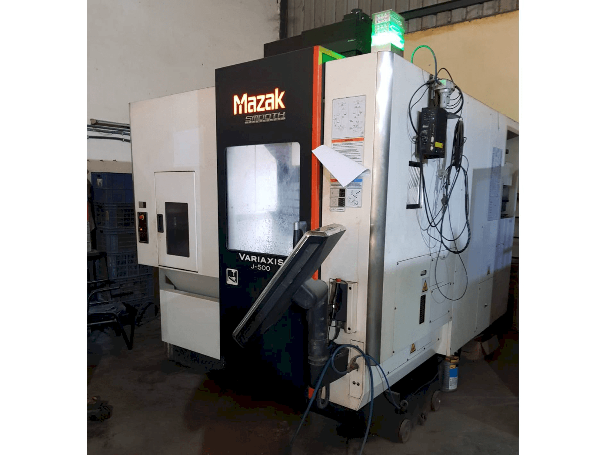 Vooraanzicht van Mazak Variaxis J-500 machine