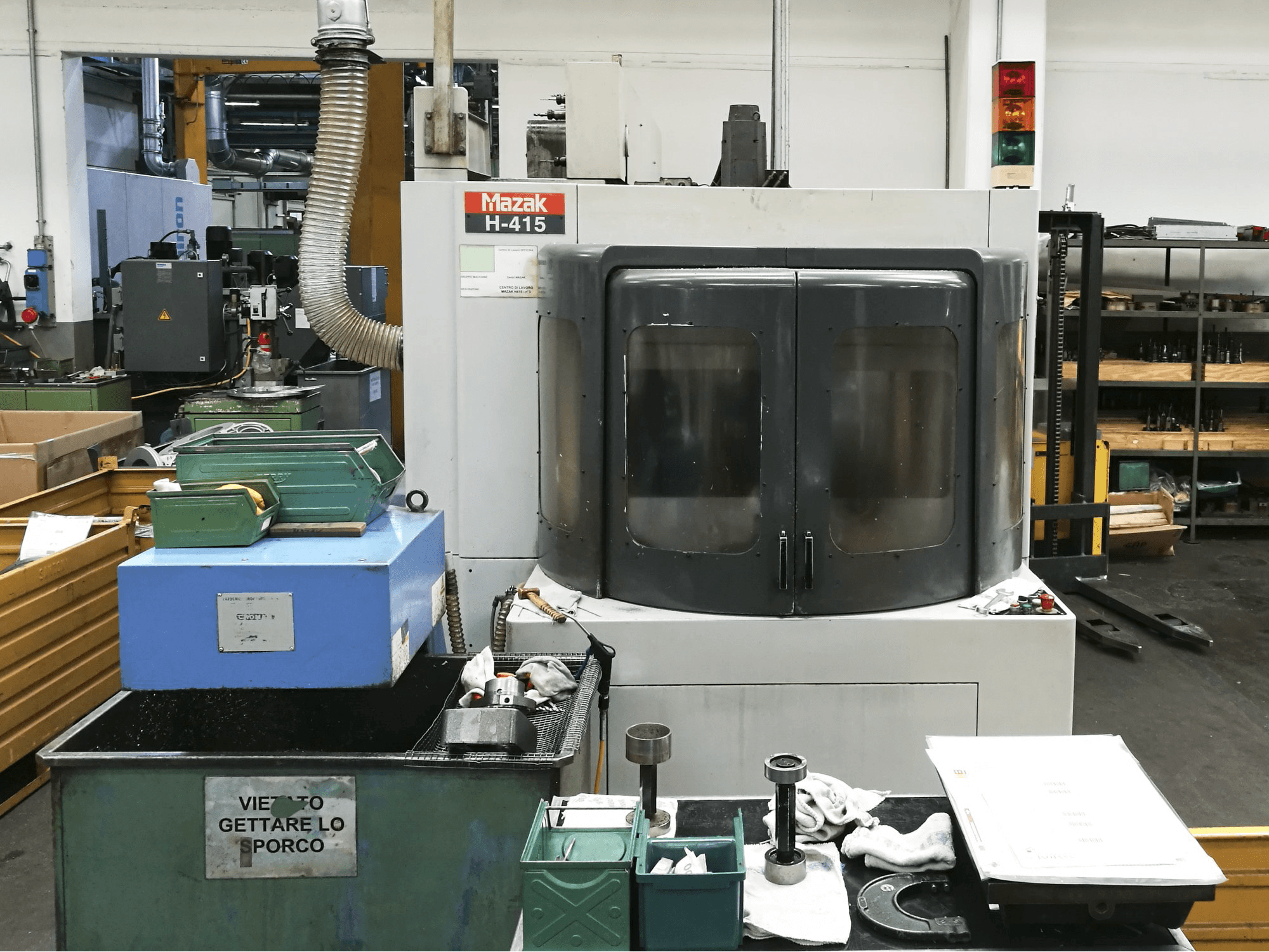 Vooraanzicht van Mazak H-415 machine