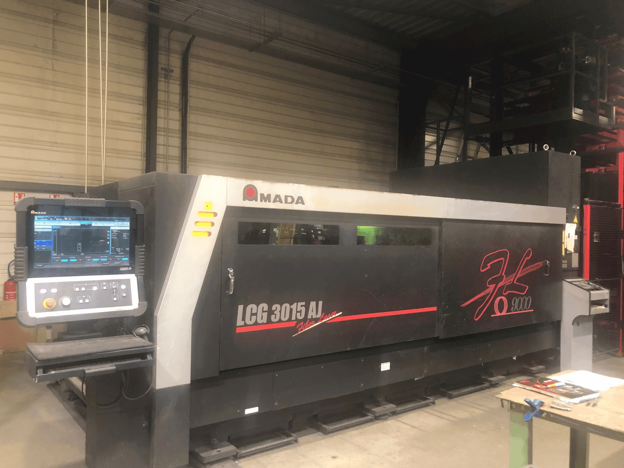 Vooraanzicht van AMADA LCG-3015AJ 9kw + ASLUL TWIN TOWER machine