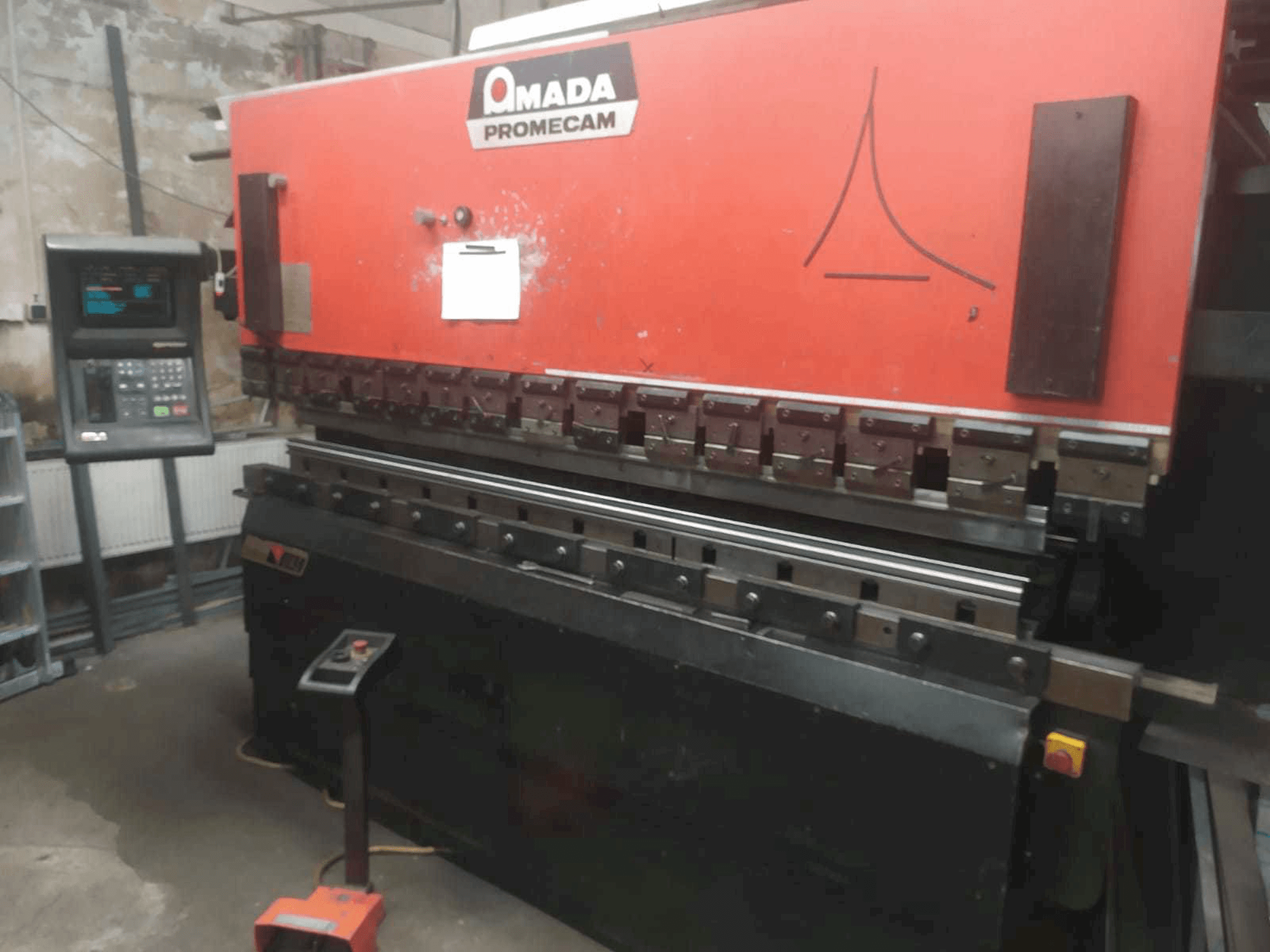 Vooraanzicht van AMADA APX 100 30 machine