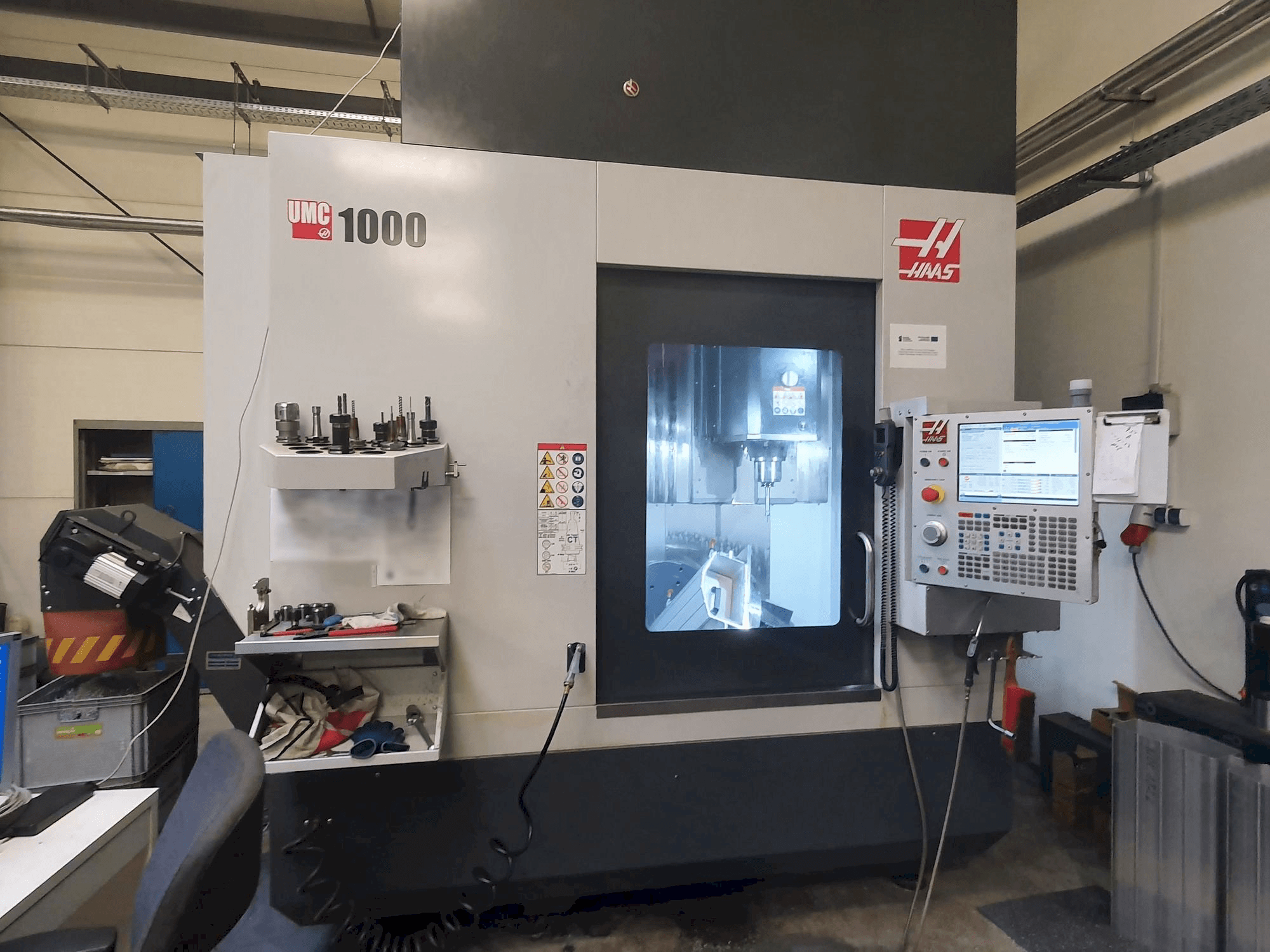 Vooraanzicht van HAAS UMC-1000 machine