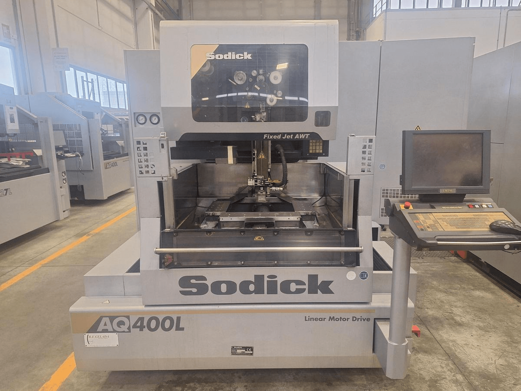Sodick AQ400L lineair aangedreven machine getoond vanaf de voorkant, met bedieningspaneel en intern werkgebied.