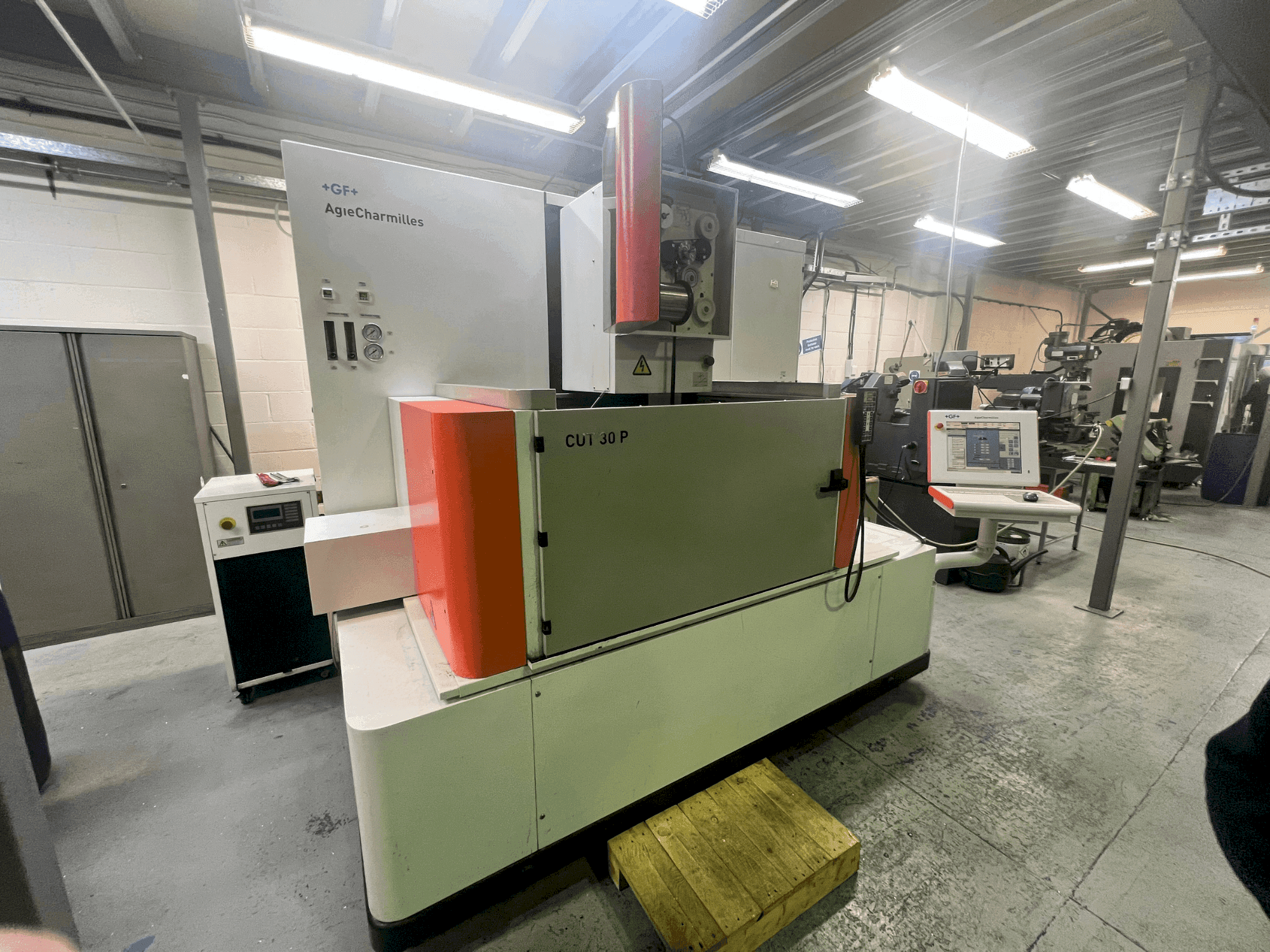 Vooraanzicht van AgieCharmilles CUT 30P machine