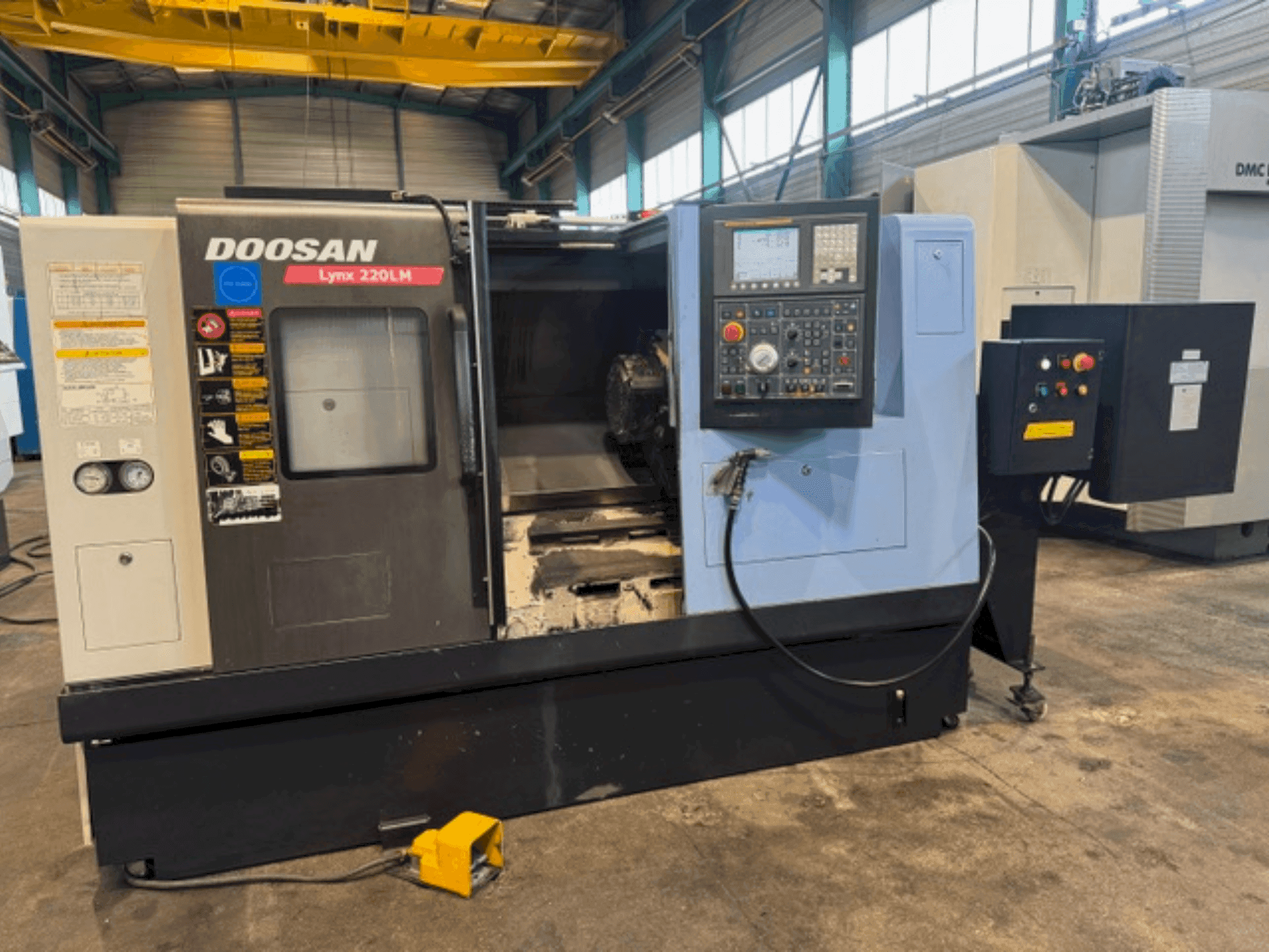 Vooraanzicht van DOOSAN LYNX 220 LMA machine