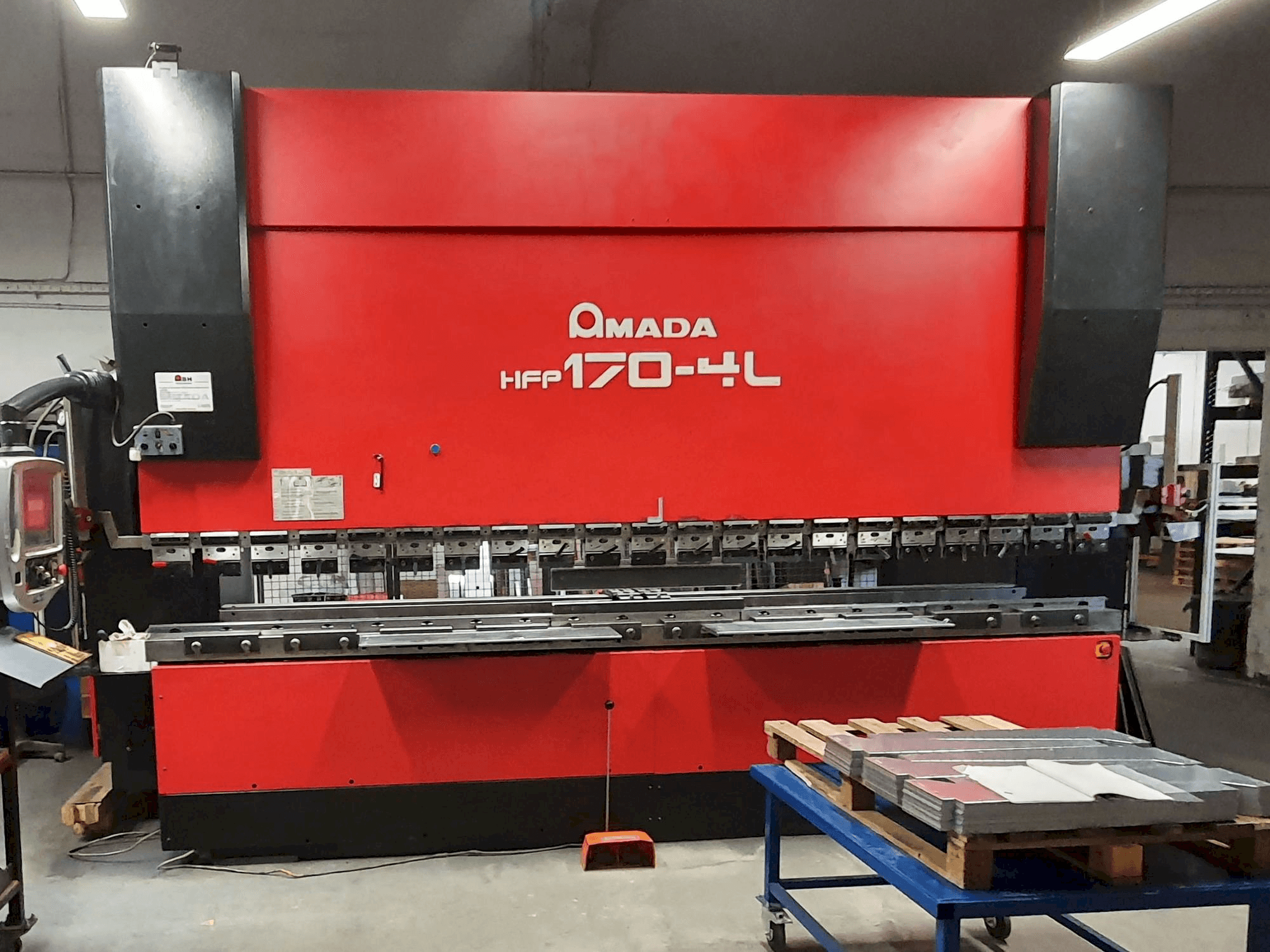 Vooraanzicht van AMADA HFP 170-4 L machine