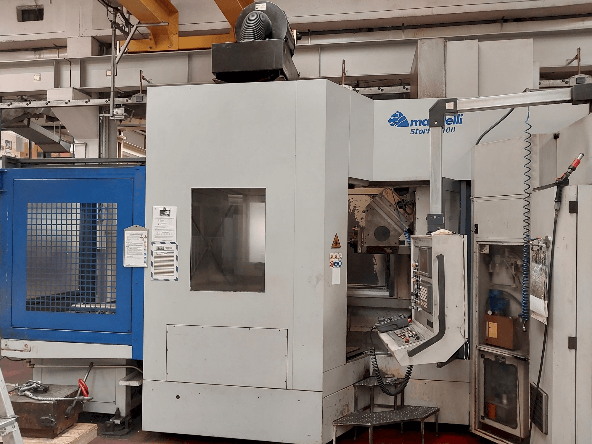 Vooraanzicht van Mandelli storm 1100 machine