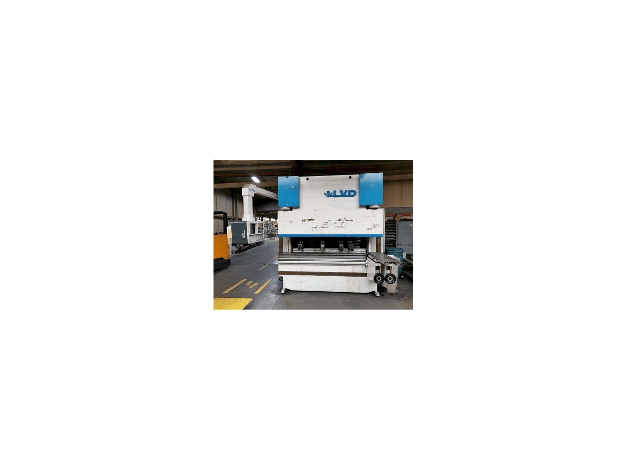 Vooraanzicht van LVD PPEB 100/25 MNC machine
