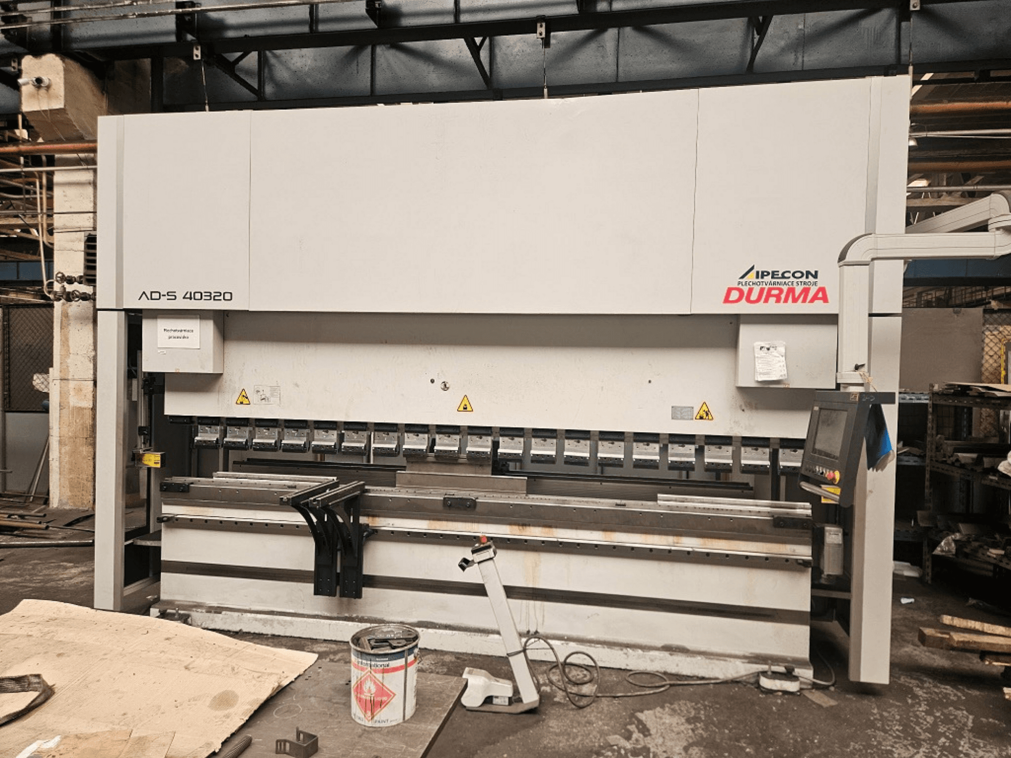 Durma AD-S 40320 kantpers in vooraanzicht, met bedieningspaneel, buiggereedschap en veiligheidswaarschuwingen in een werkplaatsomgeving.