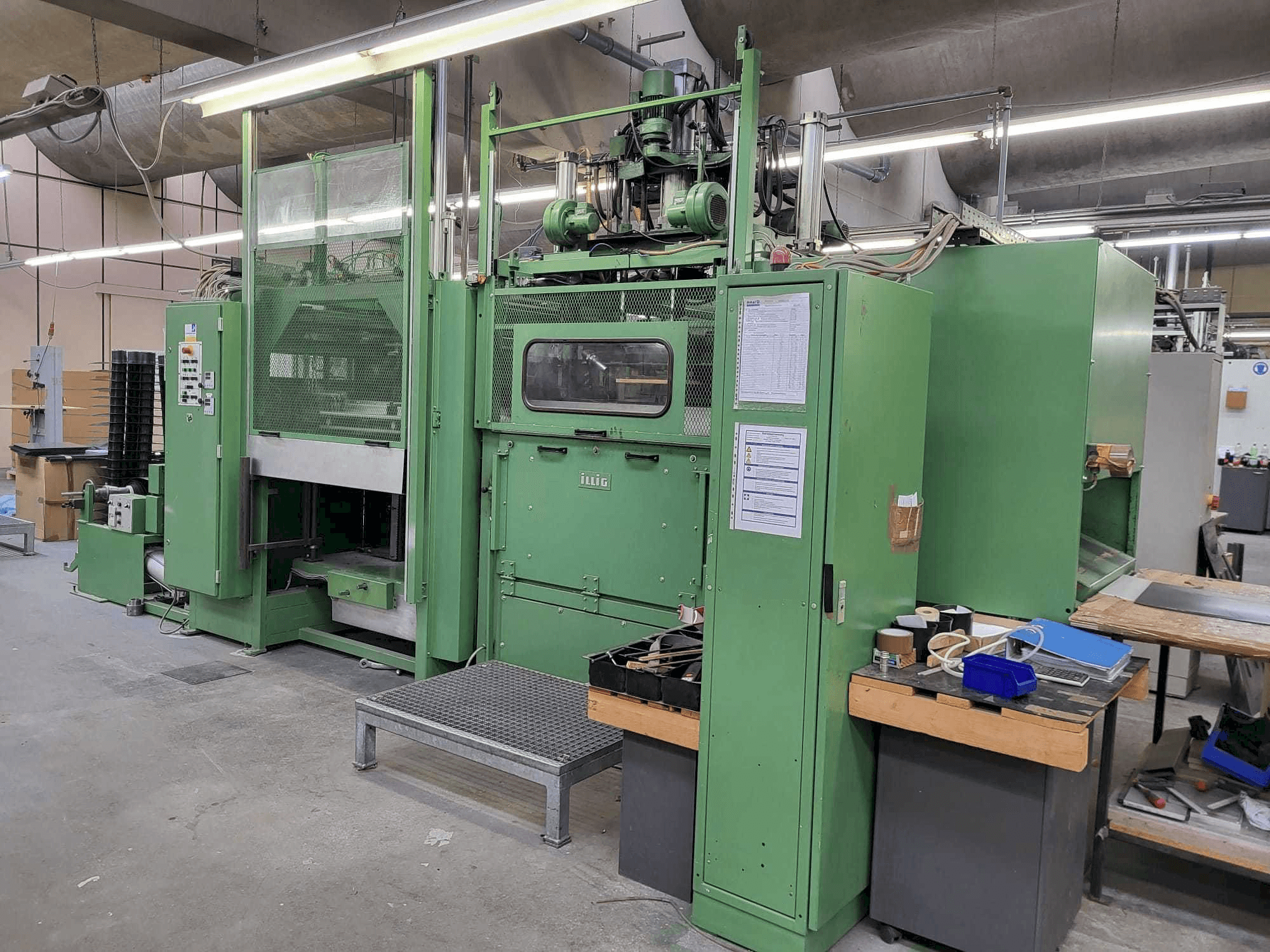 Vooraanzicht van ILLIG UA100-G machine