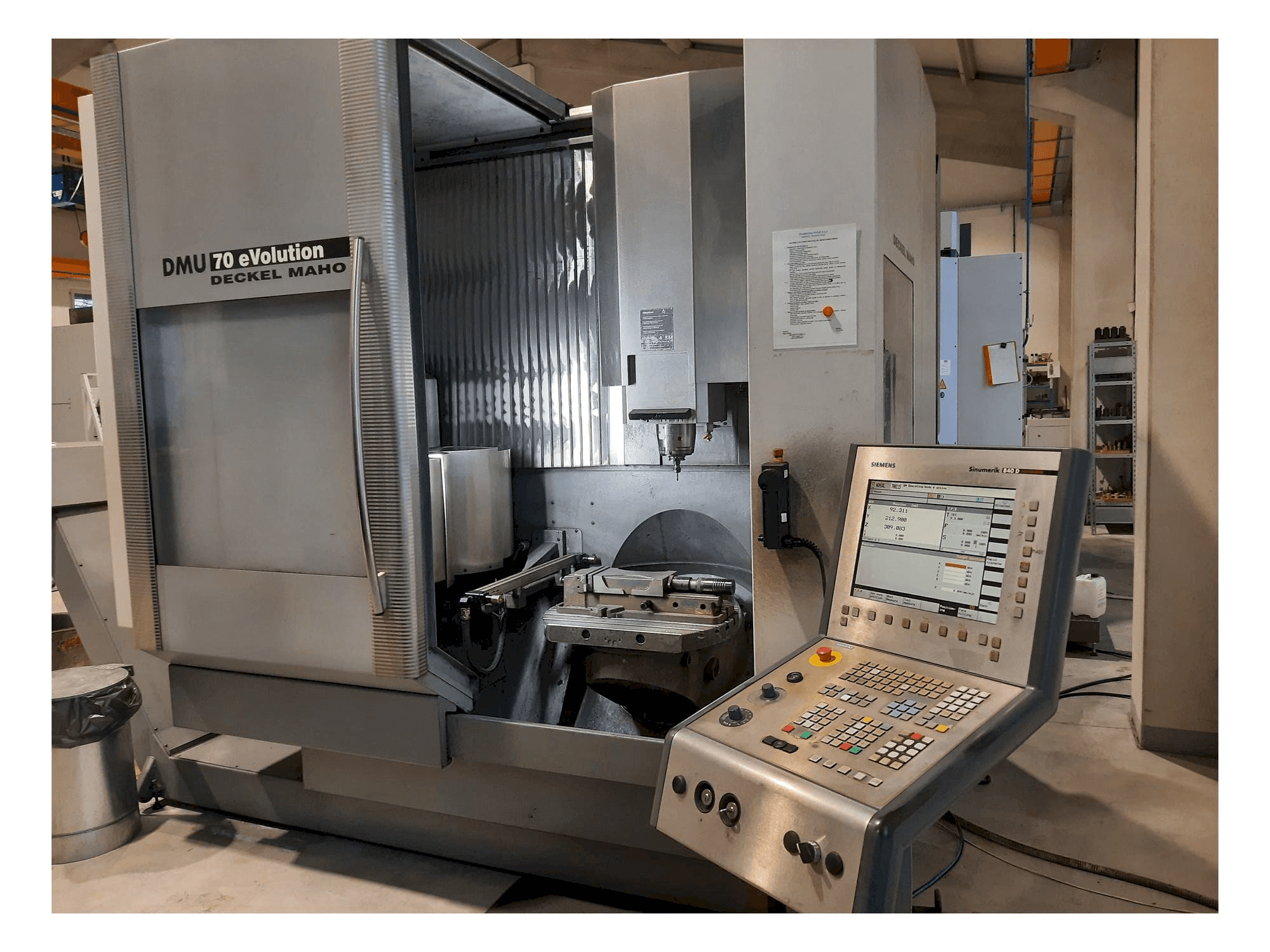 Vooraanzicht van DMG DMU 70 eVolution machine