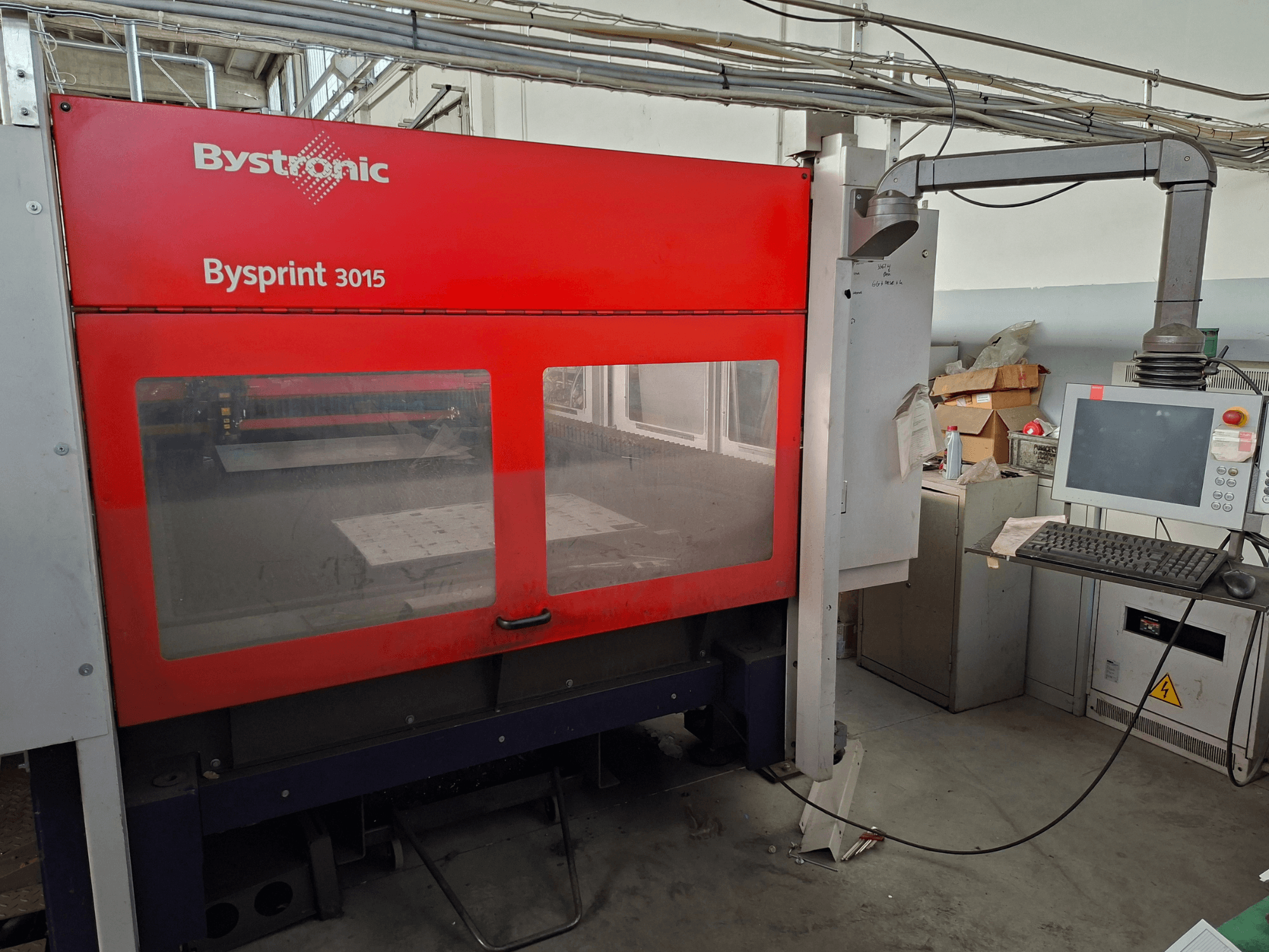 Bystronic Bysprint 3015 CO₂-lasersnijmachine, vooraanzicht met bedieningspaneel en lasersnijgebied.