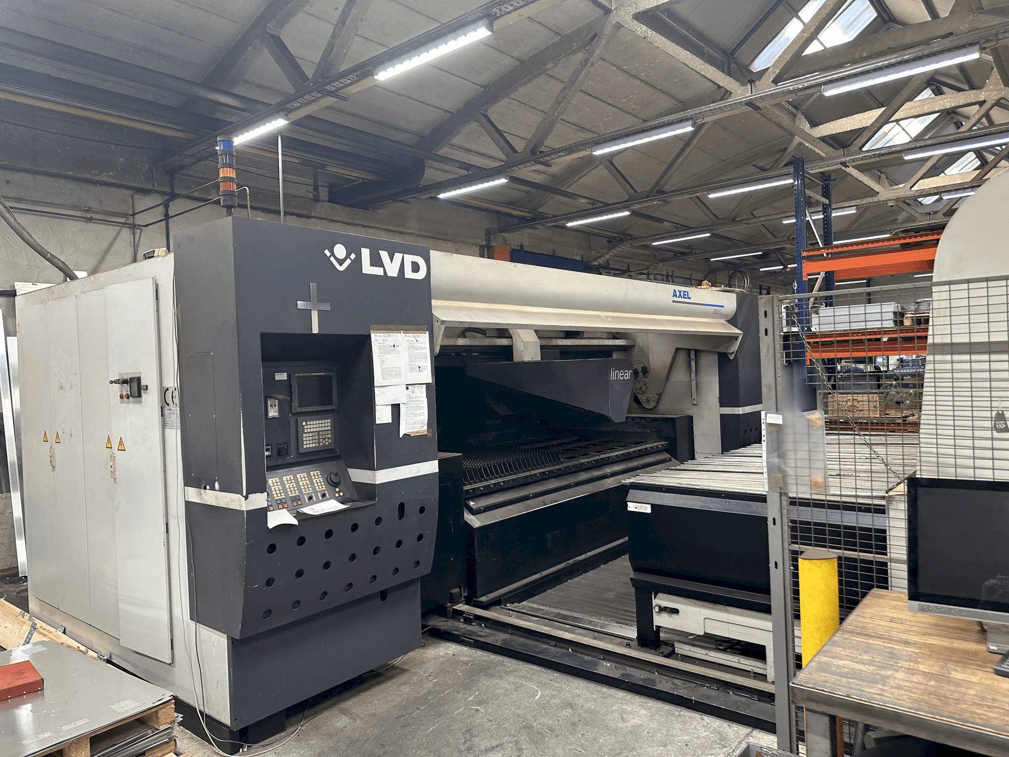 Vooraanzicht van LVD Axel 3015 machine
