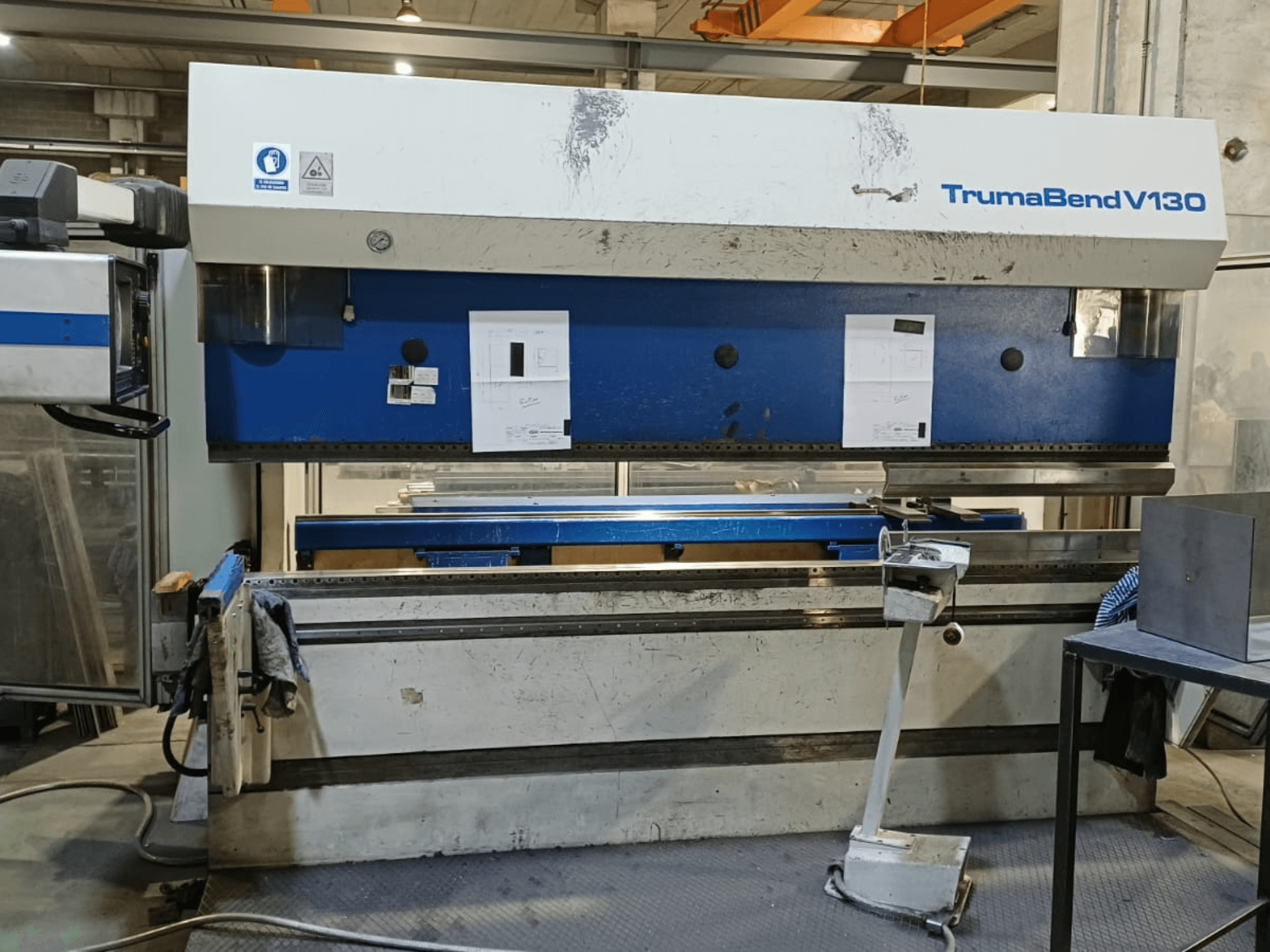 TRUMPF Trumatic Trumabend V130 kantpers in vooraanzicht, met weergave van het bedieningspaneel, het werkblad en de verstelbare gereedschappen.