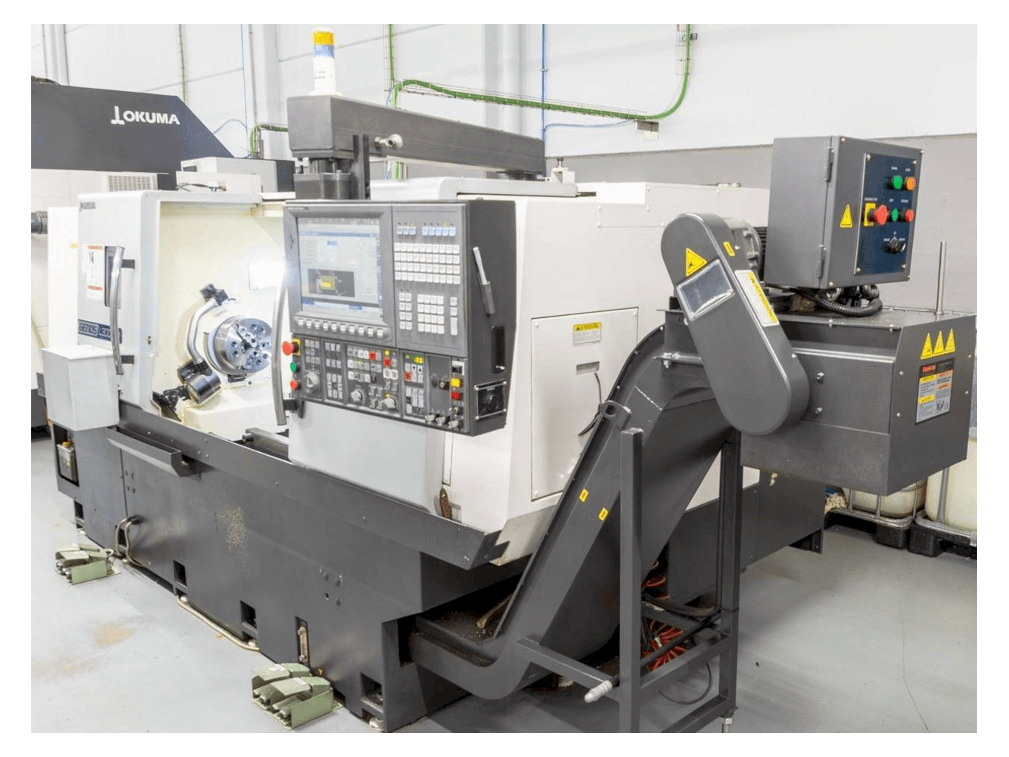 Vooraanzicht van Okuma Genos L300E-M machine