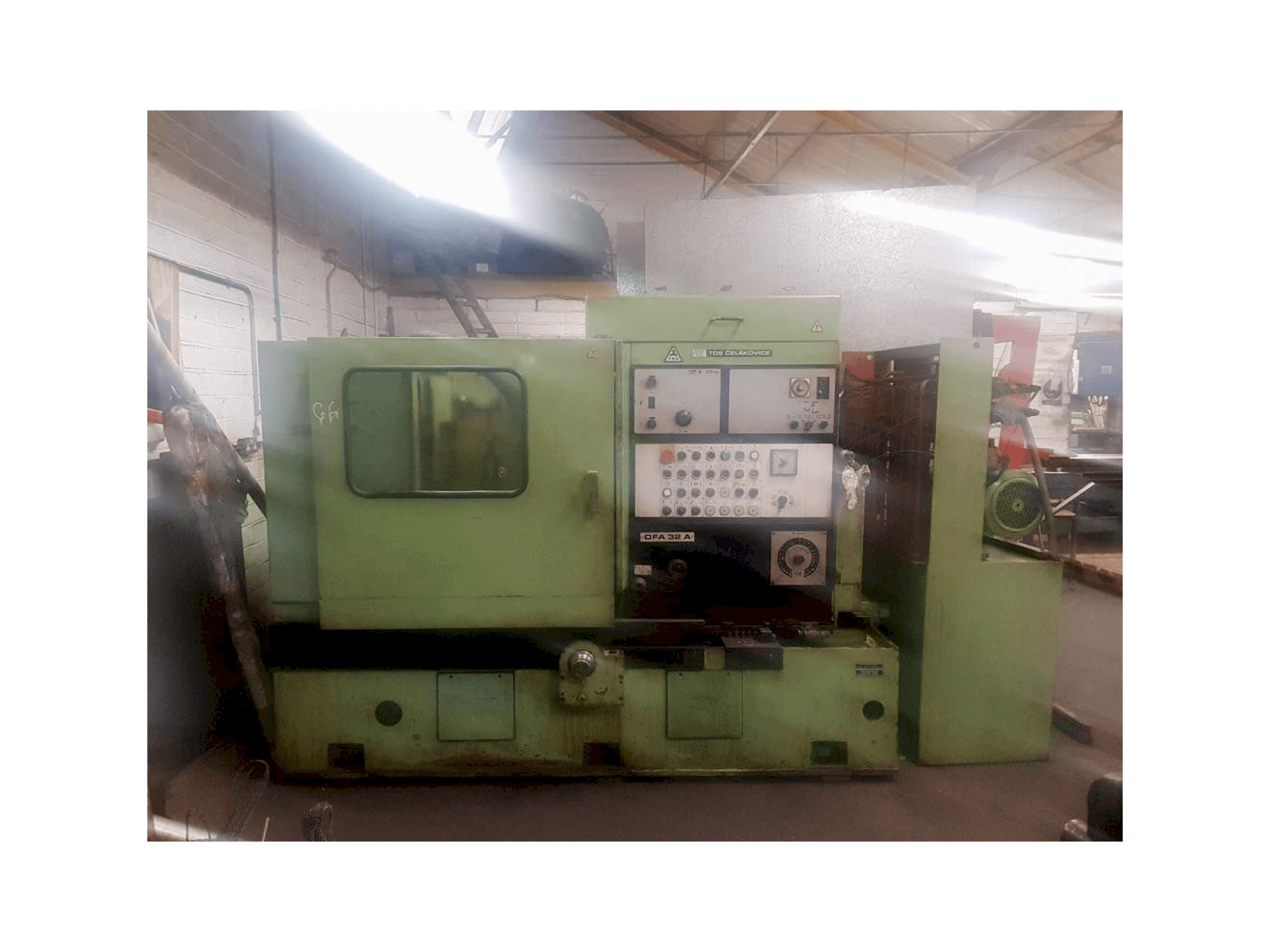 Vooraanzicht van TOS OFA 32 A machine