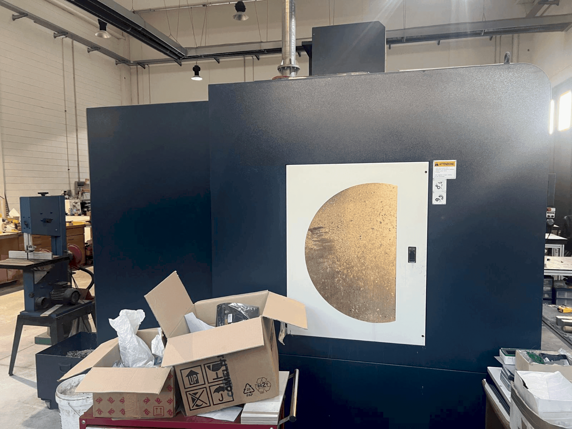 Vooraanzicht van Johnford Dart VMC 1000A HI TECH machine