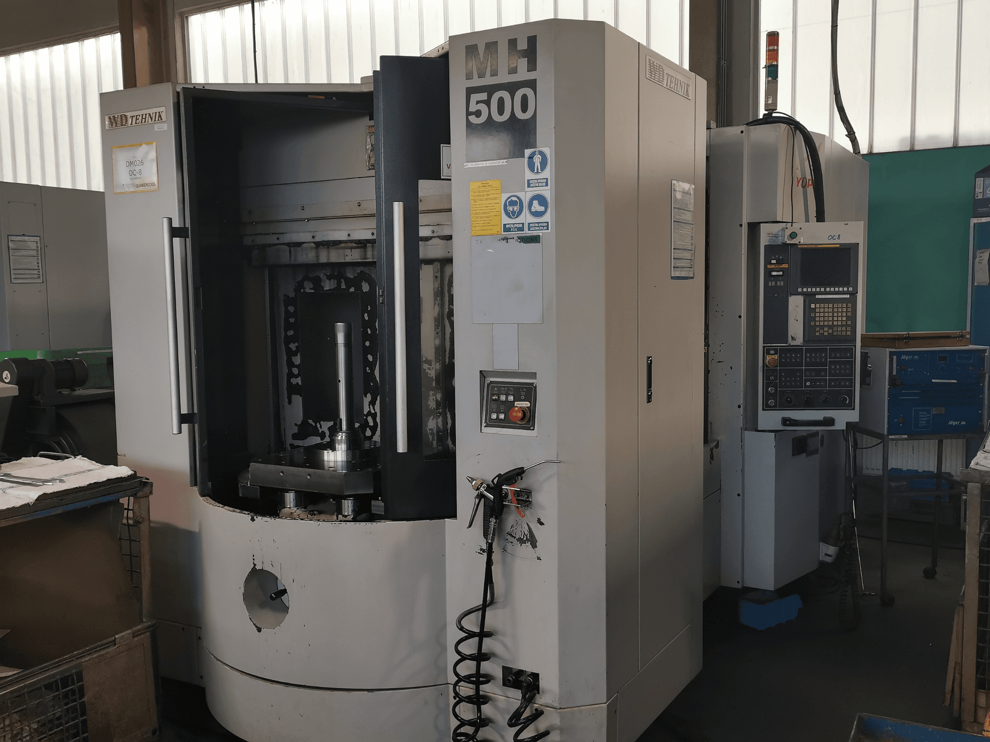 Bewerkingscentrum MH 500 in een werkplaats, vooraanzicht; zichtbaar bedieningspaneel en werkstukhouder in de machine.