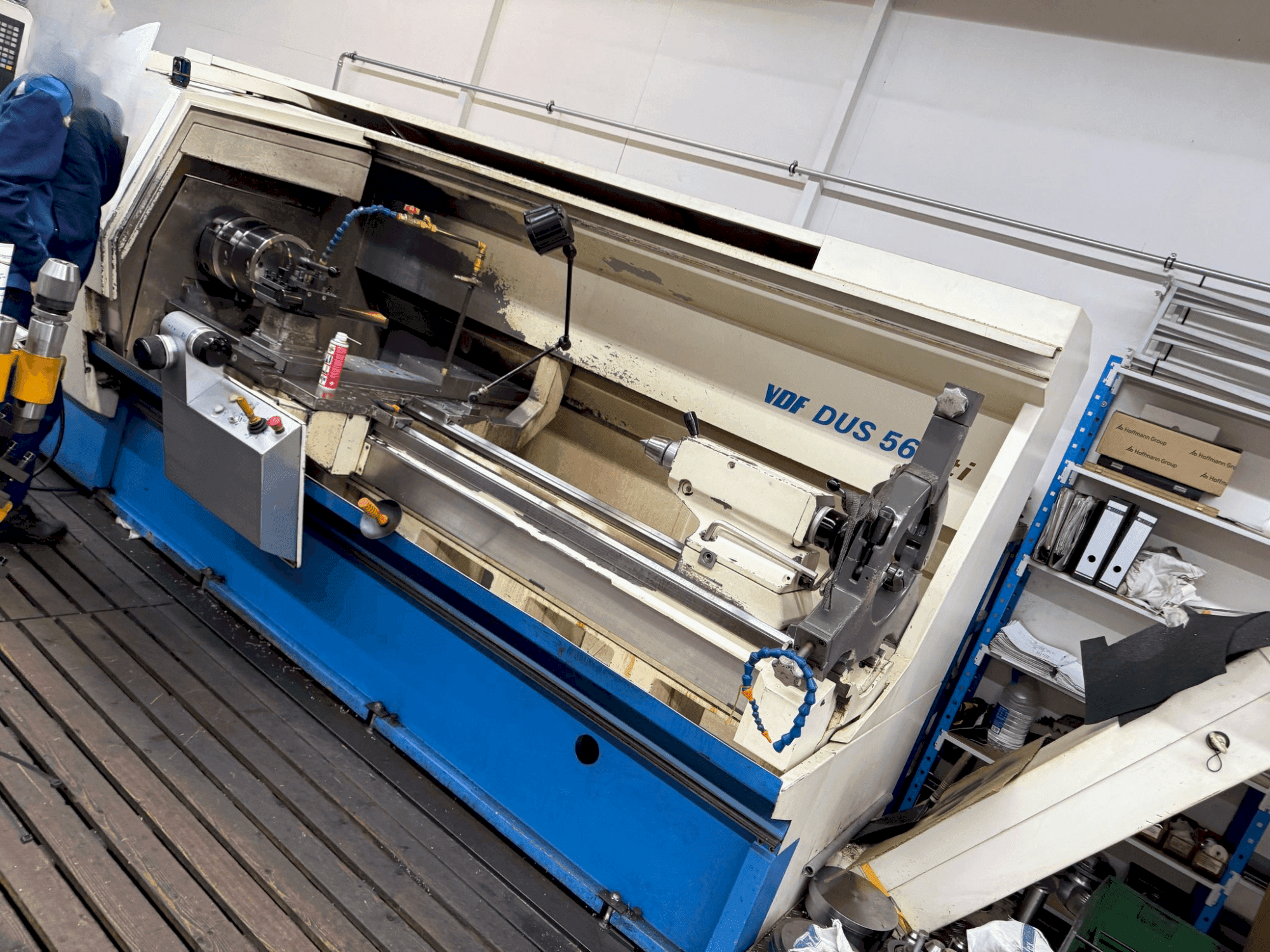 Vooraanzicht van BOEHRINGER VDF DUS 560 ti machine