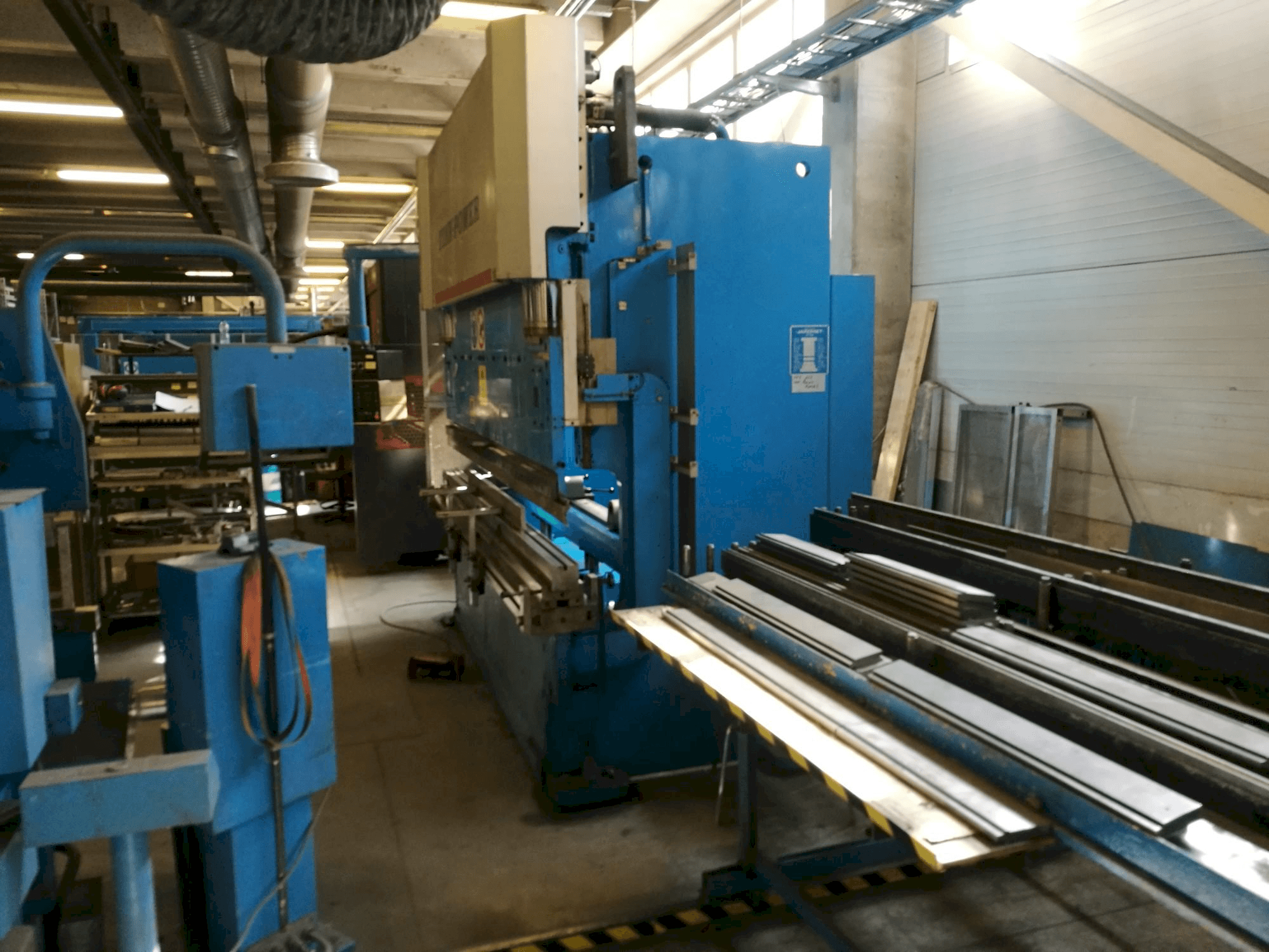 Vooraanzicht van Finn-Power JAROMET CNC J 100 -3000 machine