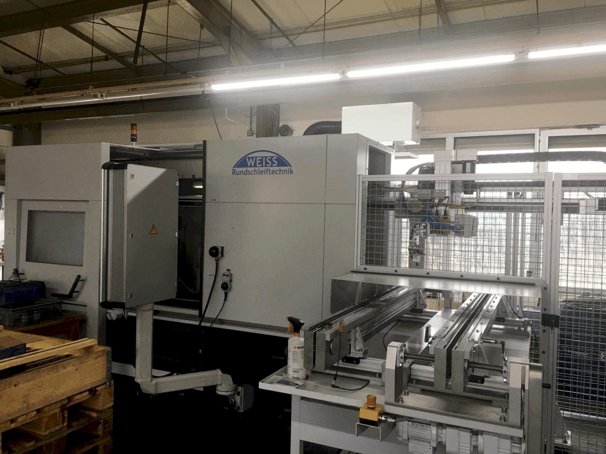 Vooraanzicht van WEISS Rundschleiftechnik K52 machine