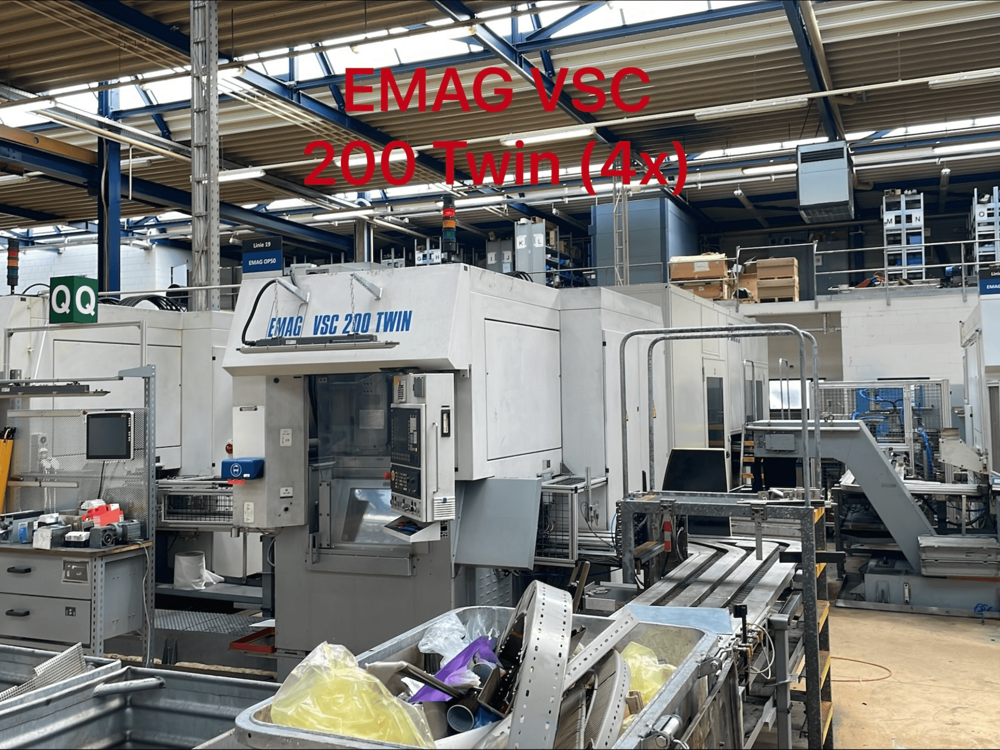 EMAG VSC 200 TWIN verticale draaimachine in een fabrieksomgeving, vooraanzicht van de bedieningselementen en het gereedschapsmagazijn.