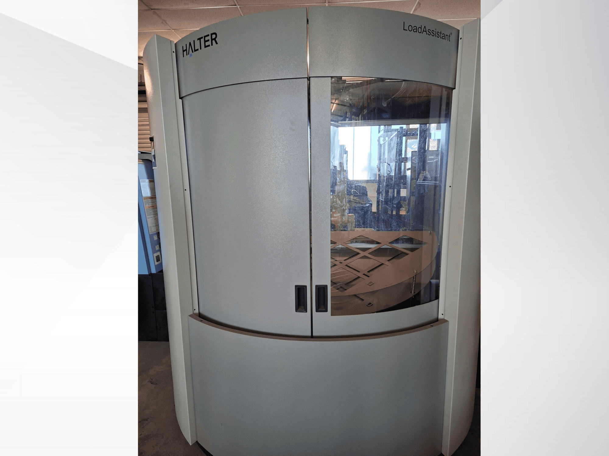 HALTER LoadAssistant Universal Big 70-robotarm, vooraanzicht, met een strak ontwerp, transparante deuren en een laadplatform aan de binnenzijde.