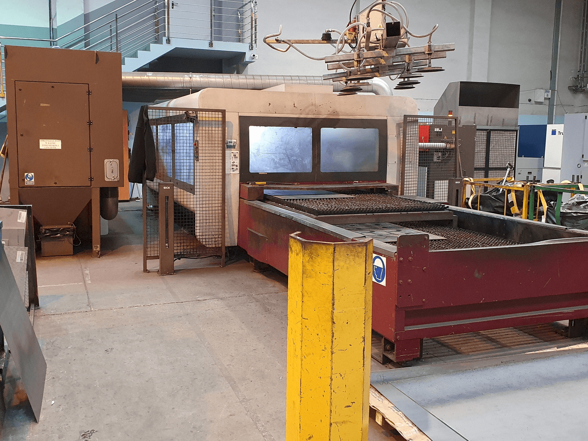 Linkerzijdeaanzicht van Bystronic BySprint Pro 3015 machine