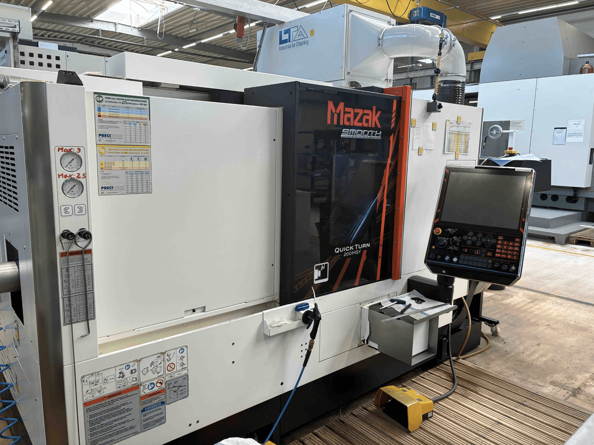 Mazak Quick Turn Smooth 200MSY draaifreescentrum, vooraanzicht met bedieningspaneel en bedrijfsmeters.