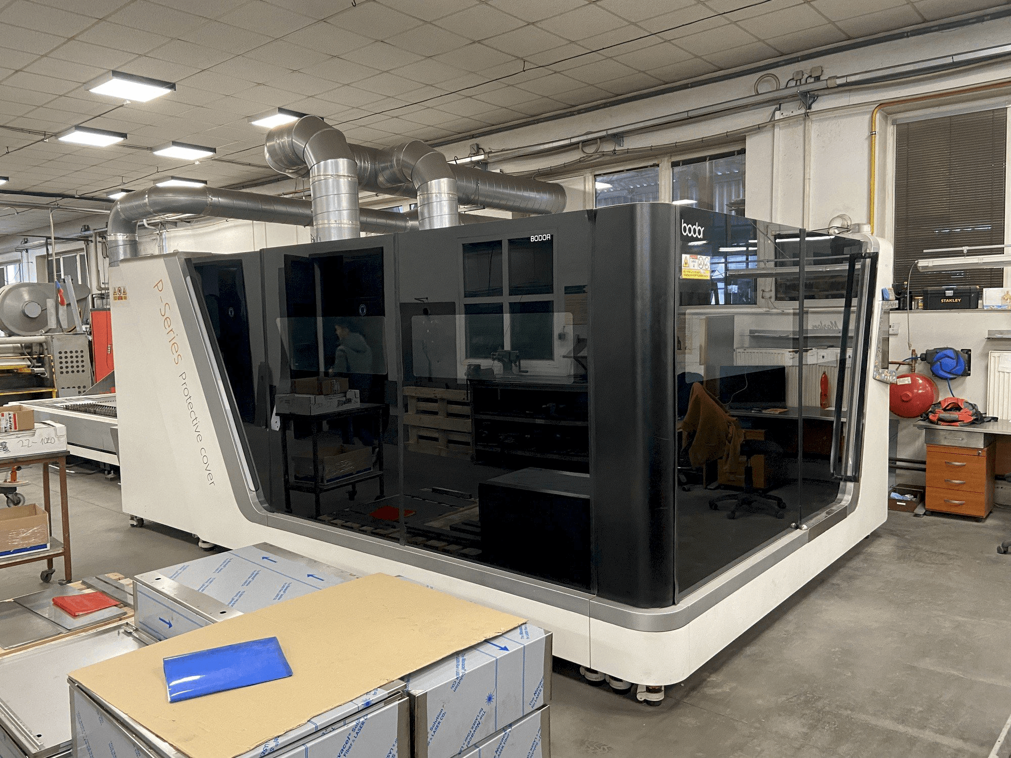 Vooraanzicht van Bodor P3 machine