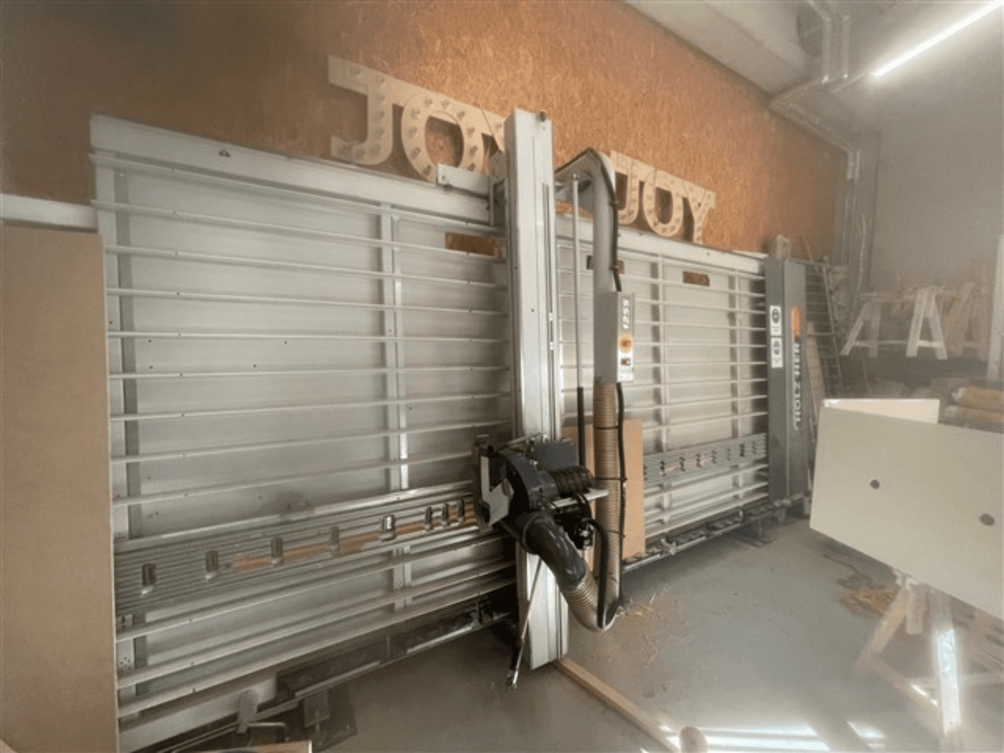 Horizontale paneelzaag, merk Holz-Her, zijaanzicht, toont zaagblad, stofafzuiging en opbergruimte.