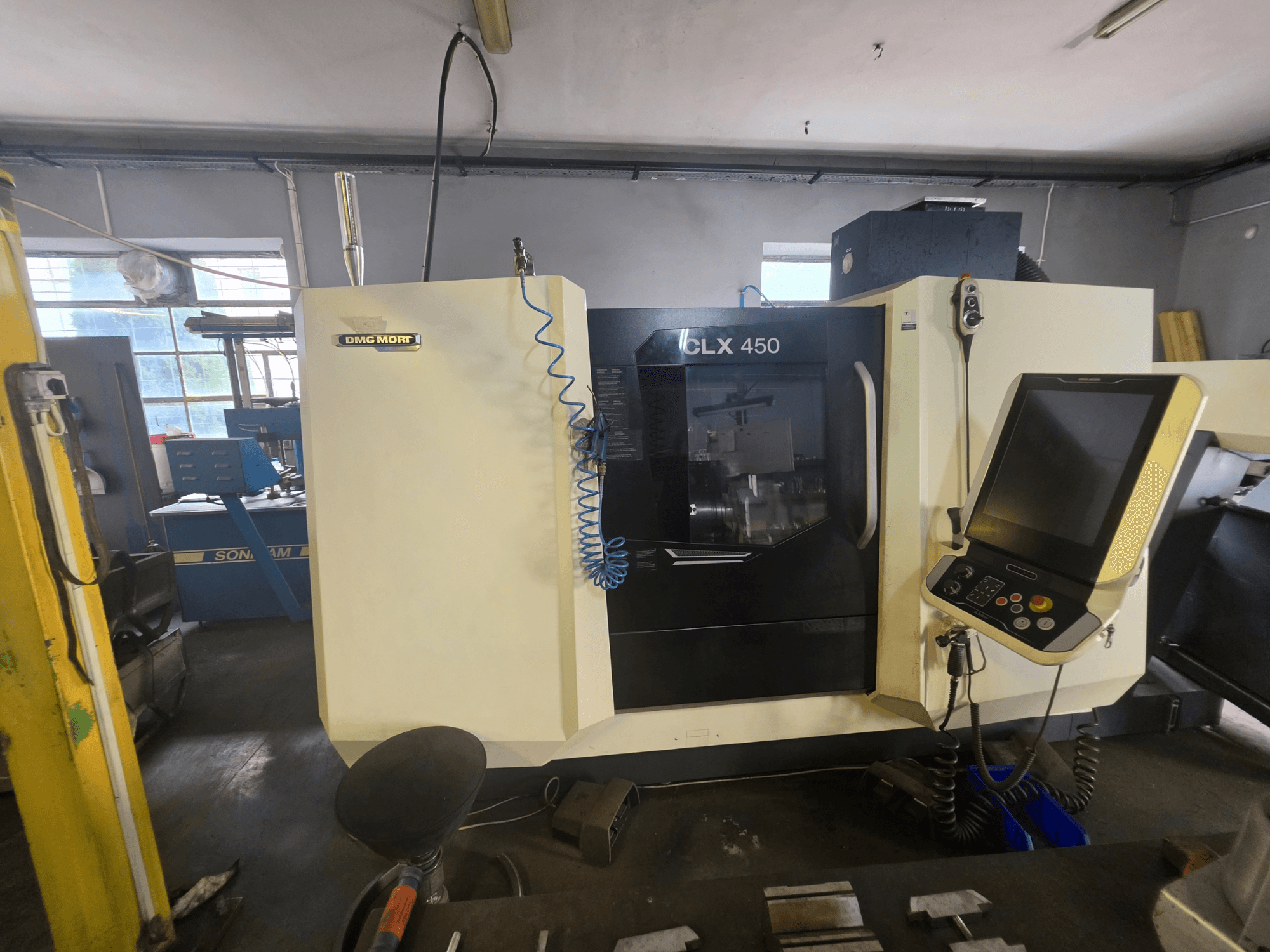 DMG MORI CLX 450 V6 horizontale draaibank in vooraanzicht, met bedieningspaneel en zichtbaar merklogo.