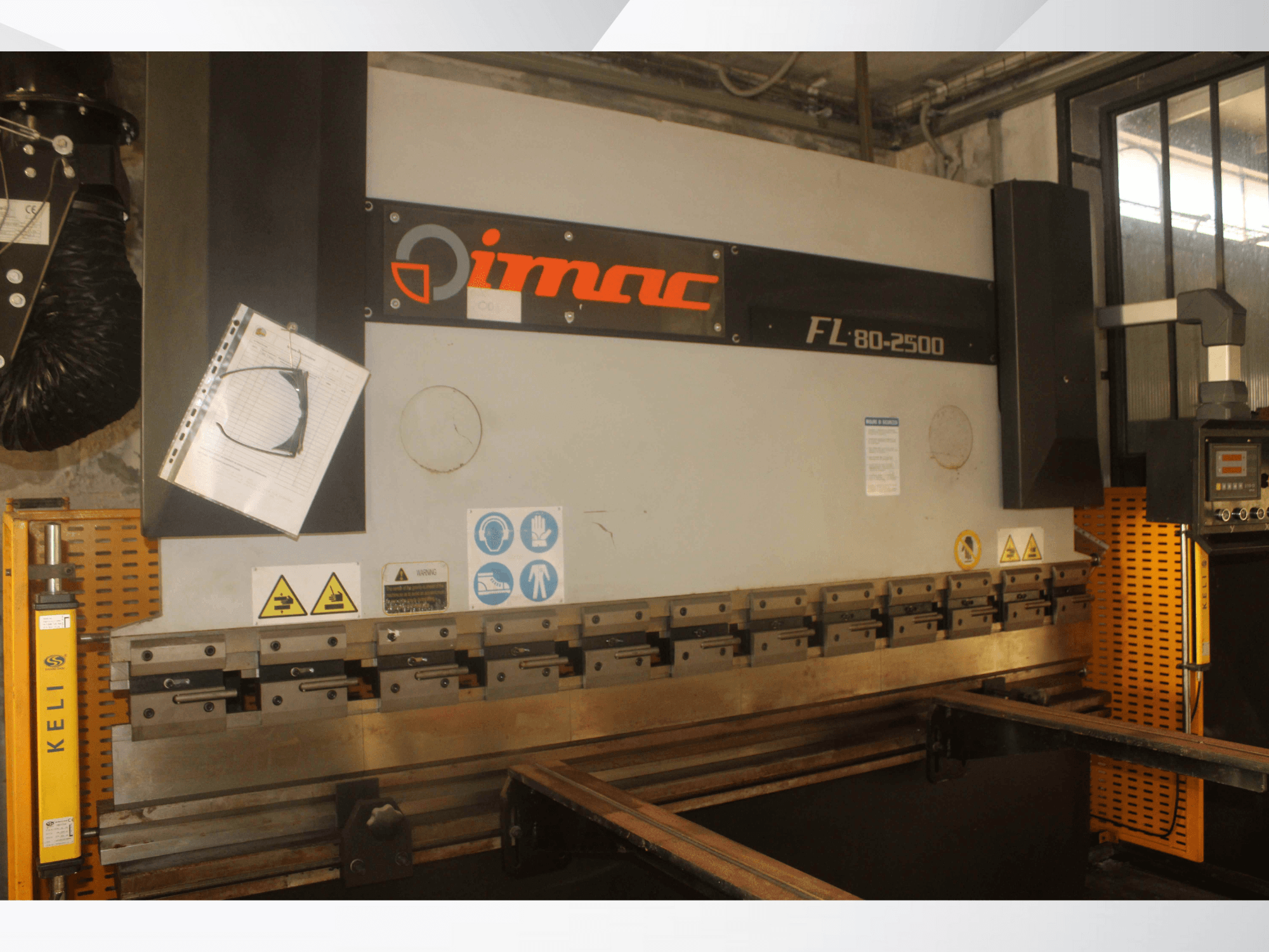 IMAC FL 80-2500 buigmachine, vooraanzicht, met bedieningspaneel, veiligheidswaarschuwingen en metalen gereedschaponderdelen.