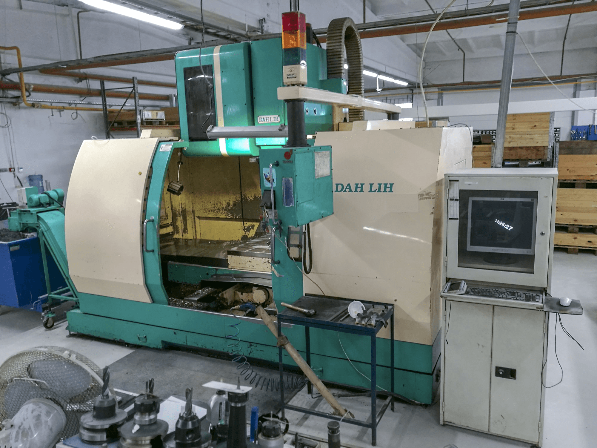 Vooraanzicht van DAH LIH DL-MCV1250 machine