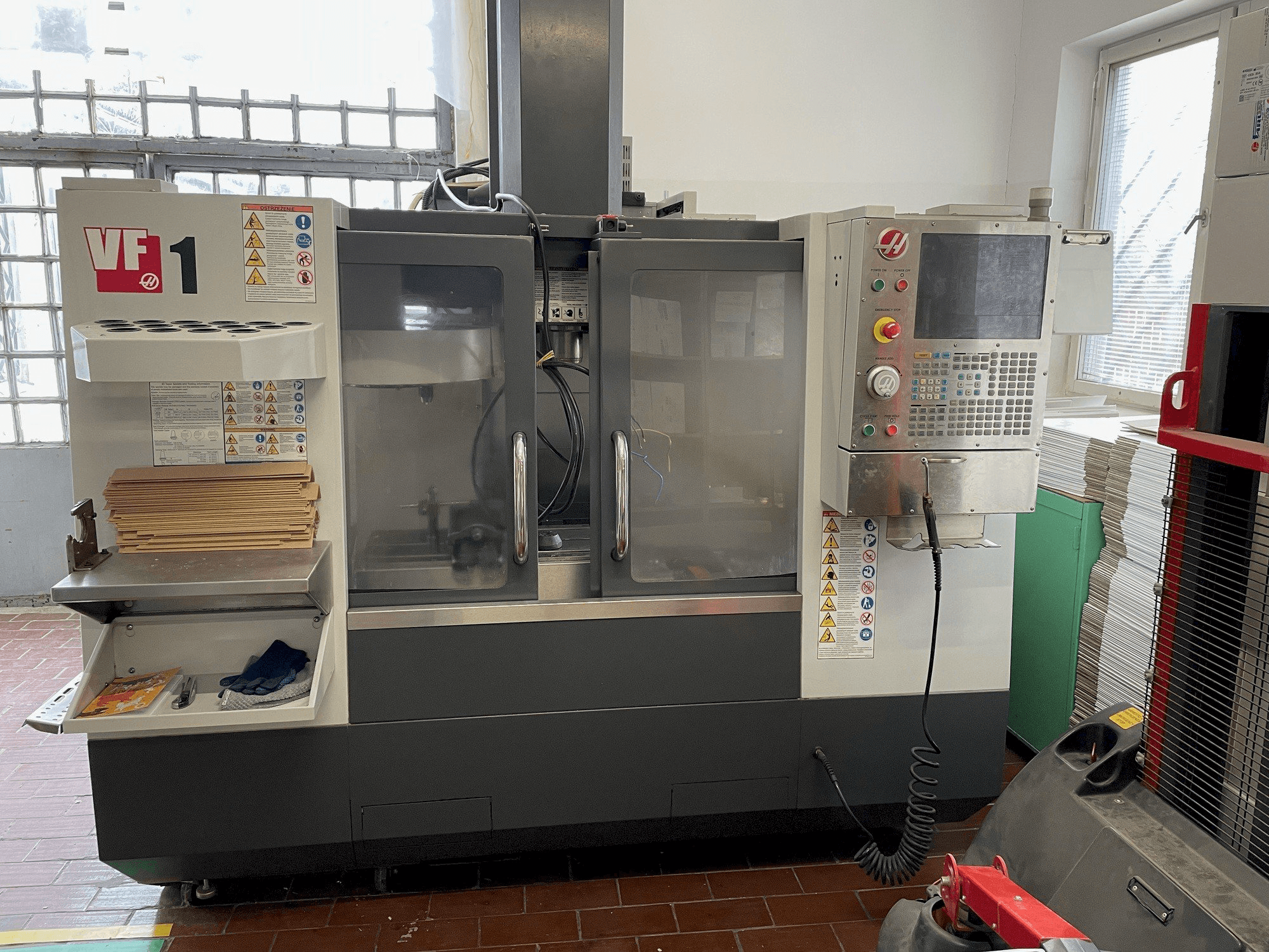 Vooraanzicht van HAAS VF-1 machine