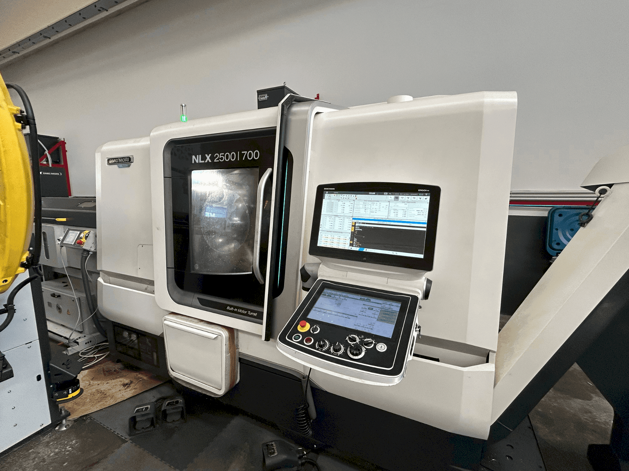 Vooraanzicht van DMG MORI NLX 2500 SY / 700 machine