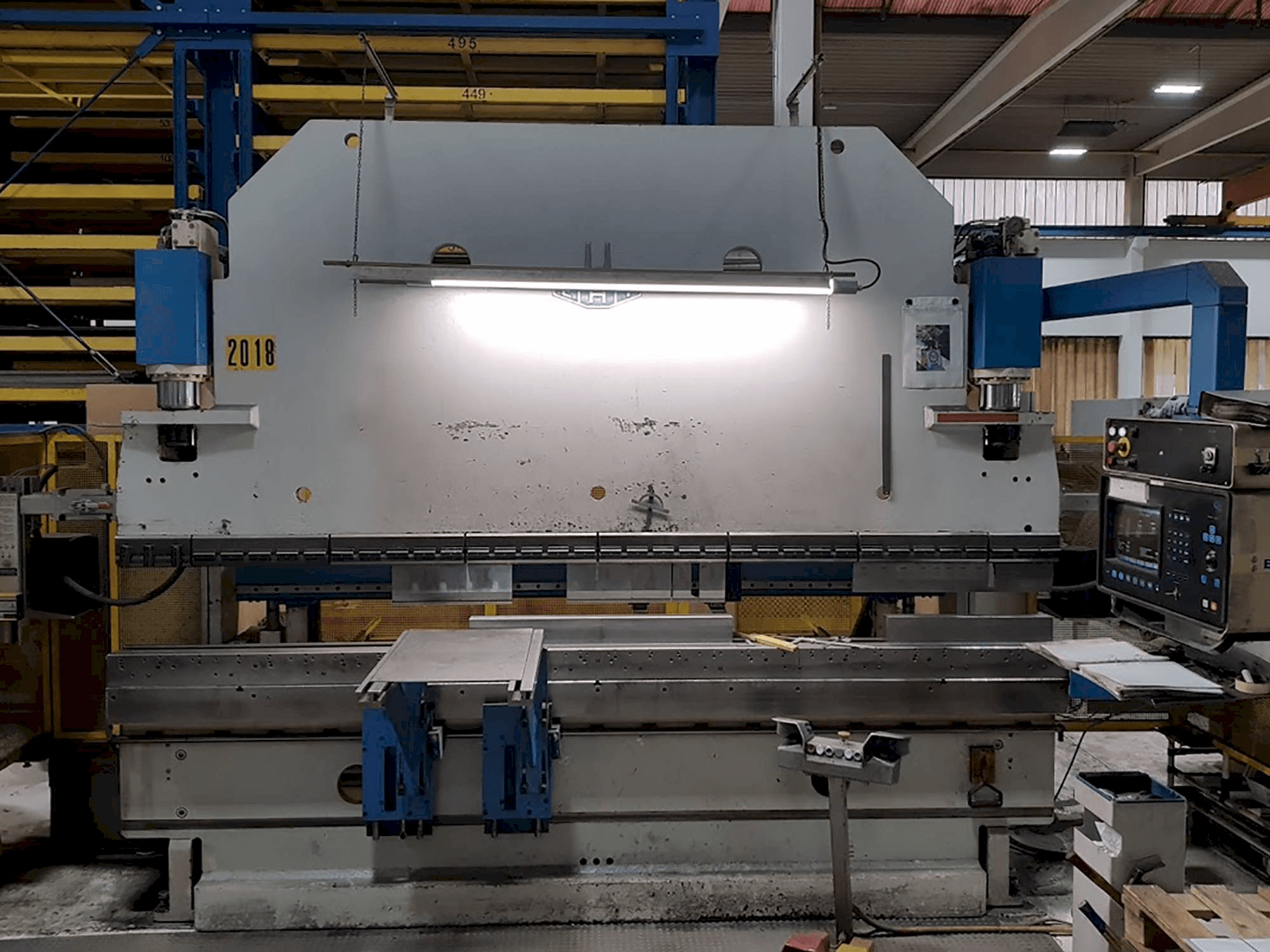 Vooraanzicht van EHT EHPS 11-35 machine