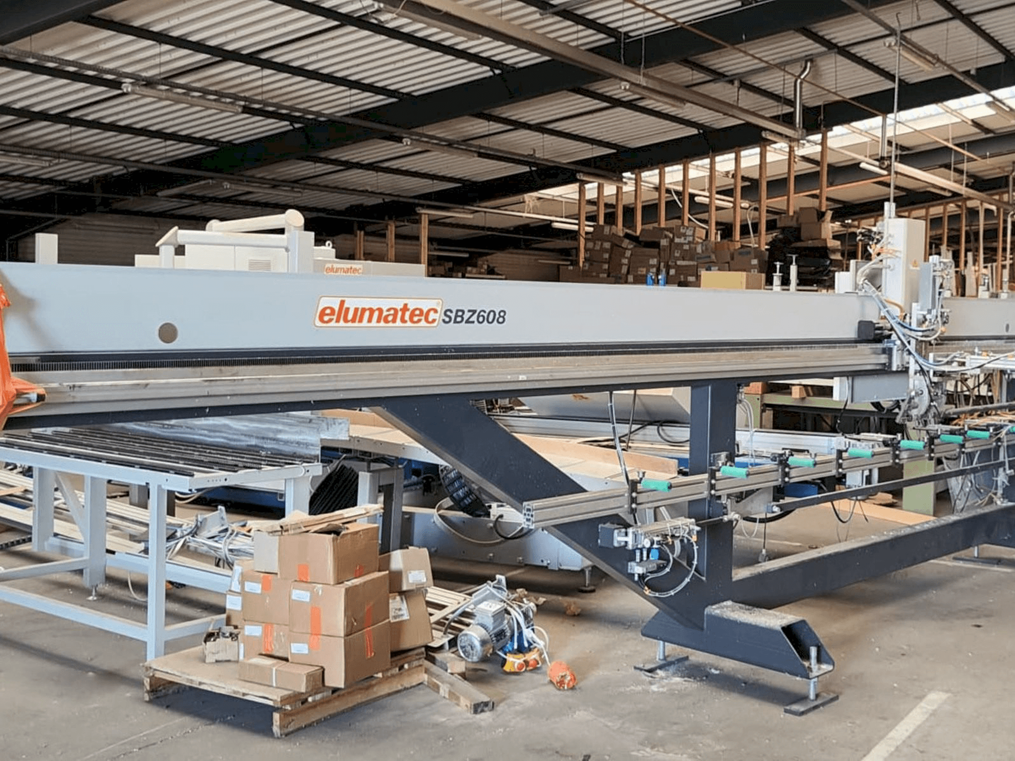 Vooraanzicht van Elumatec SBZ 608 machine