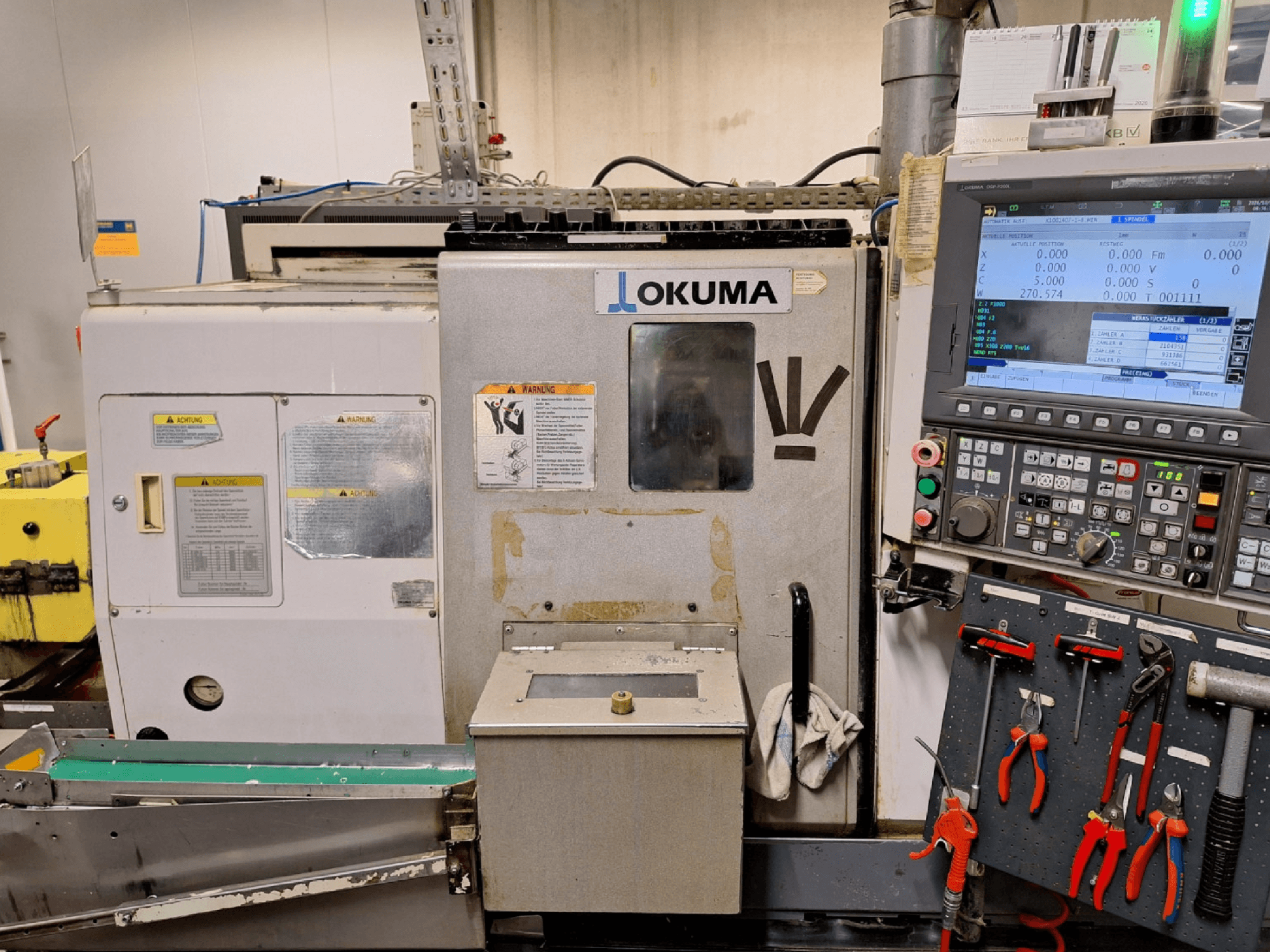 Okuma LB200-MW horizontale draaimachine, vooraanzicht, met bedieningspaneel en gereedschappen zichtbaar aan de zijkant.