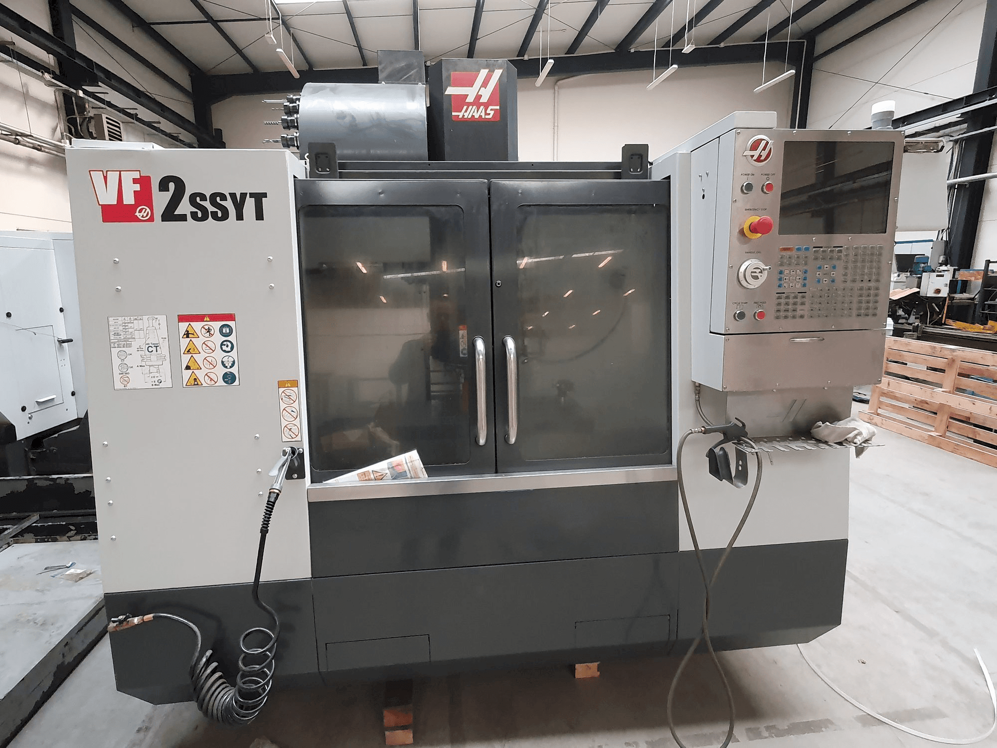 Vooraanzicht van HAAS VF-2SSYT machine