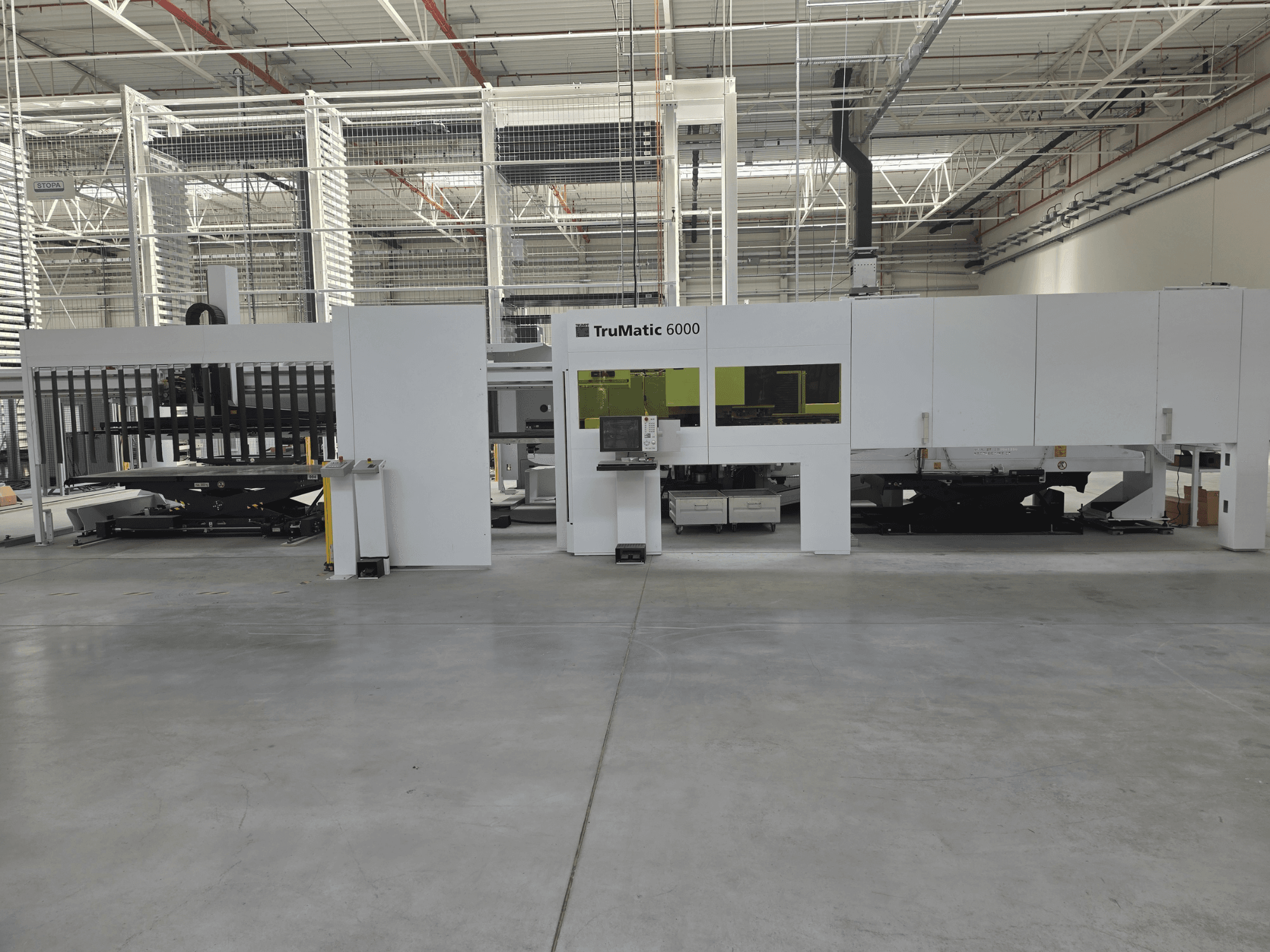 TRUMPF TruMatic 6000 geautomatiseerd productiesysteem voor plaatwerk, vooraanzicht, met bedieningspaneel en laadruimte.