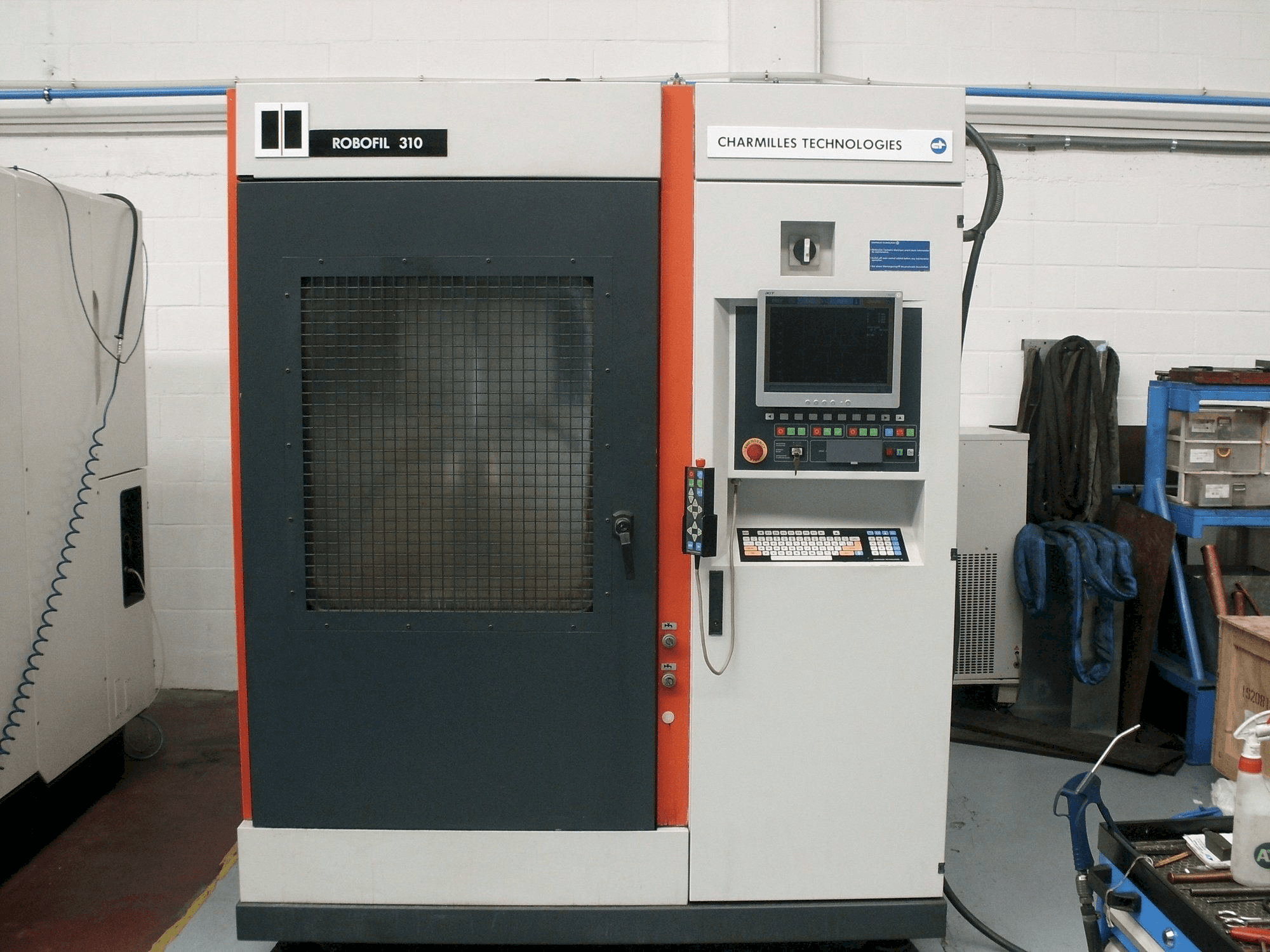 Vooraanzicht van CHARMILLES Robofil 310 machine