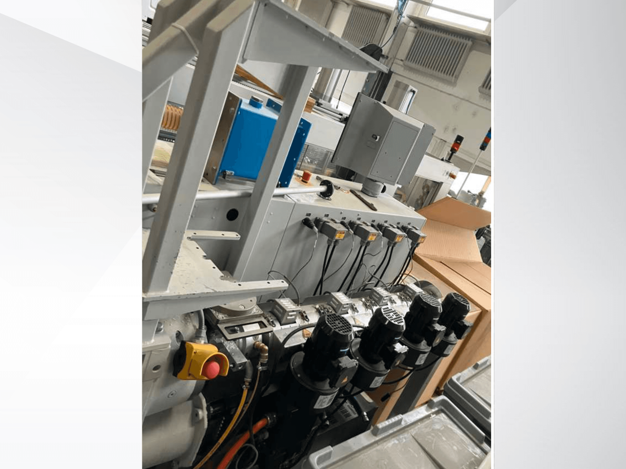 Krauss Maffei KME 45 XS enkelschroefsextruder, zijaanzicht met bedieningspaneel, motoren en diverse componenten.