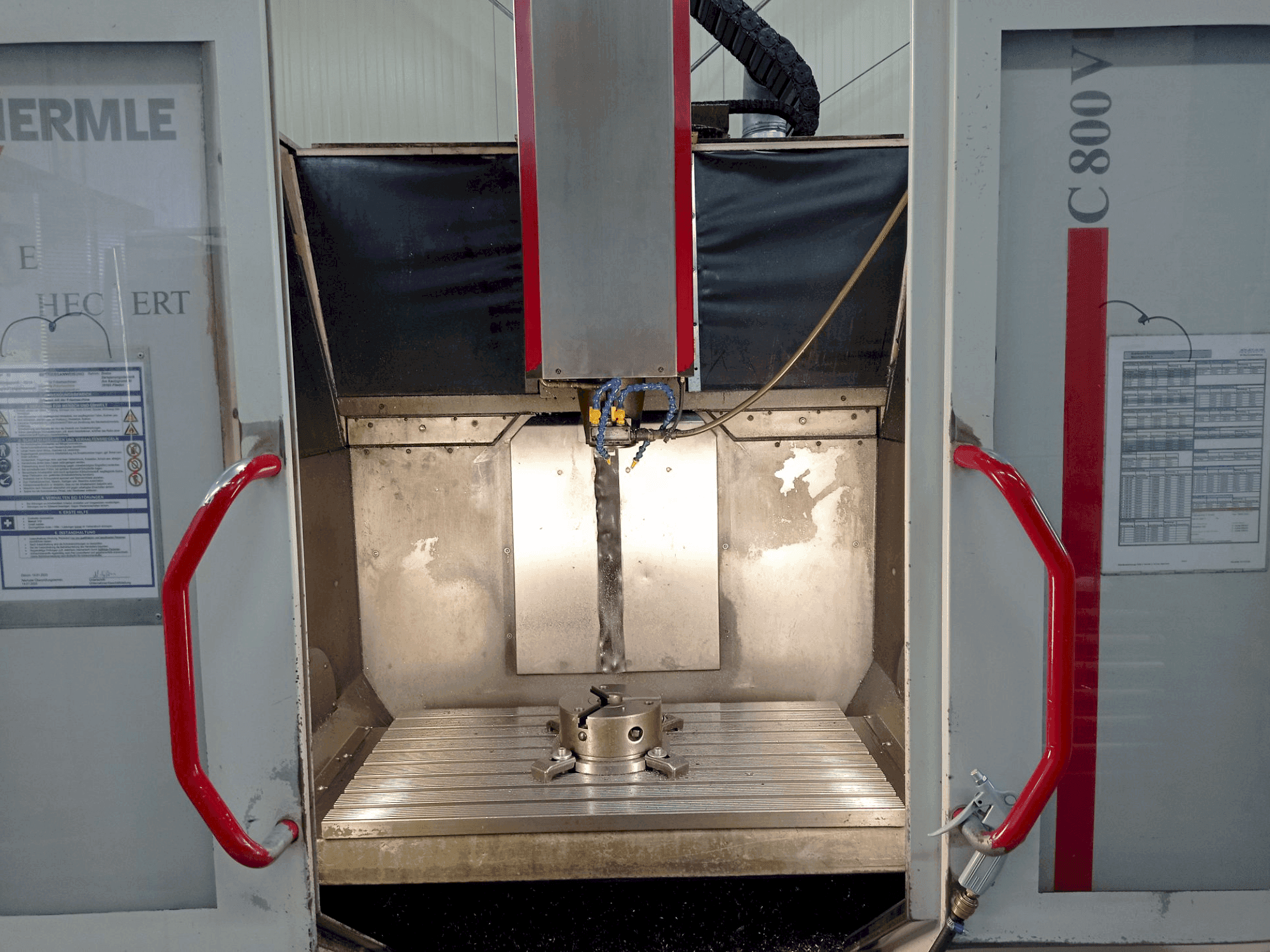 Vooraanzicht van HERMLE C800V machine