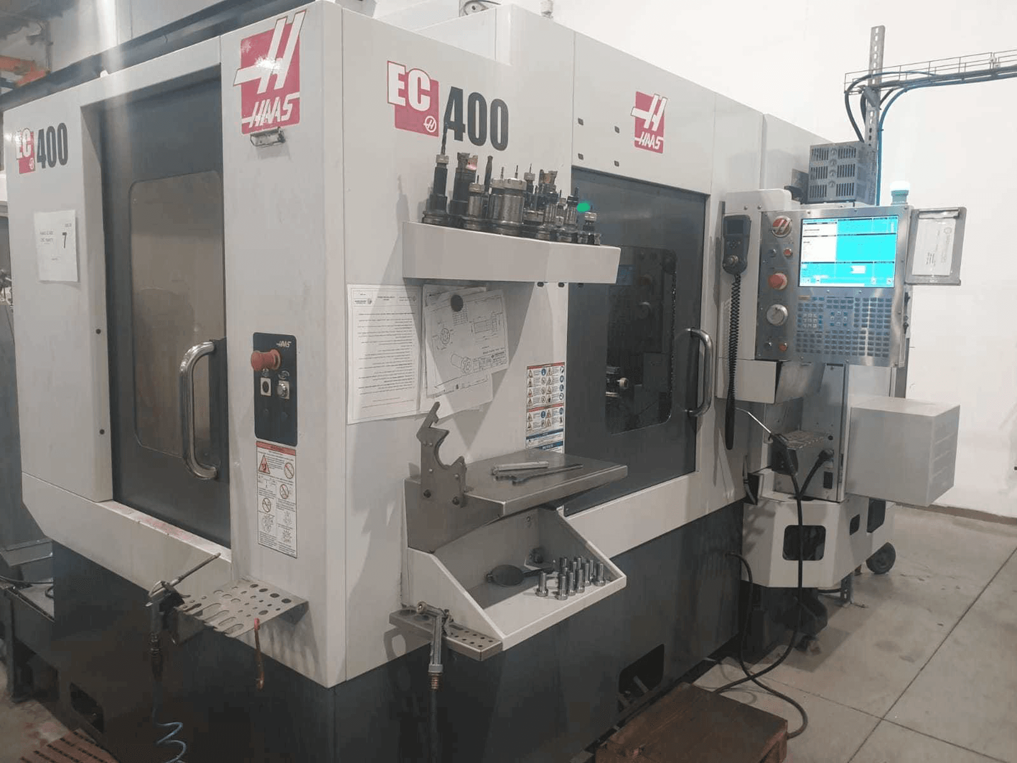 Vooraanzicht van HAAS EC400 machine
