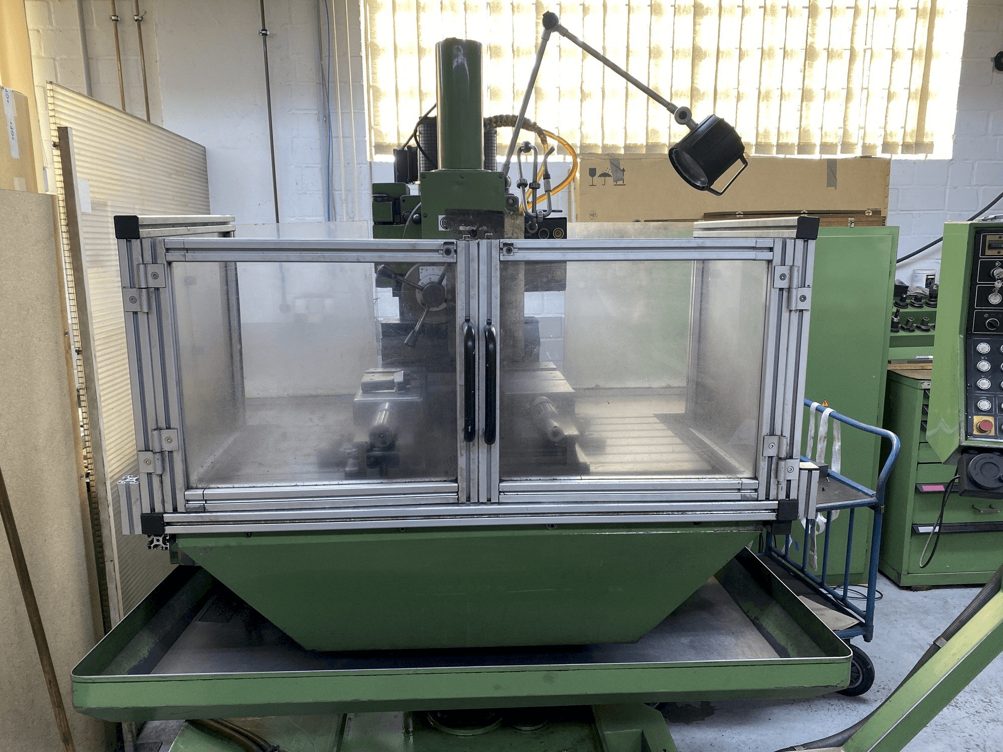 Vooraanzicht van HERMLE UWF 1000 machine