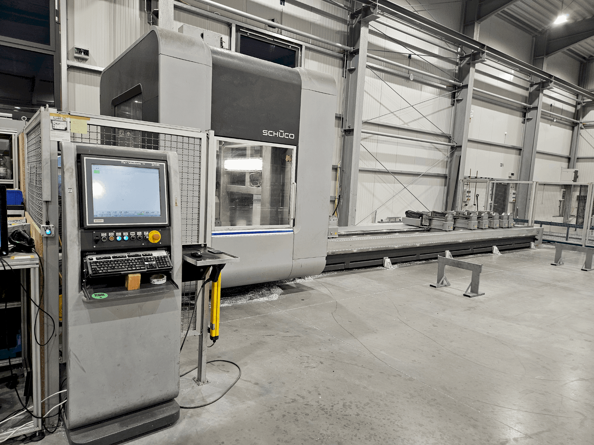 Vooraanzicht van SCHÜCO DC 500 machine