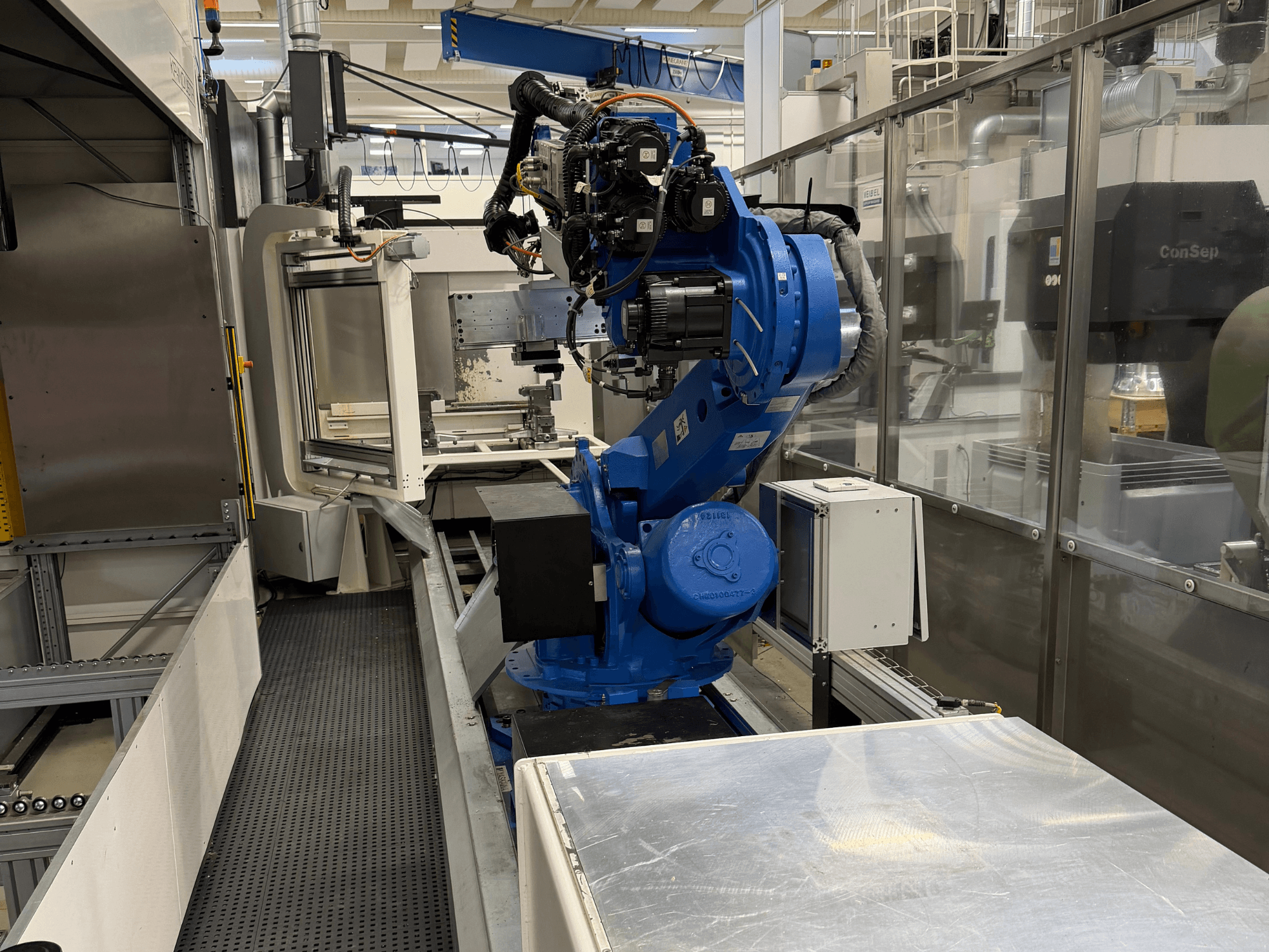 Yaskawa Motoman ES165D robotarm op rail, zijaanzicht van automatiseringsopstelling in industriële omgeving.