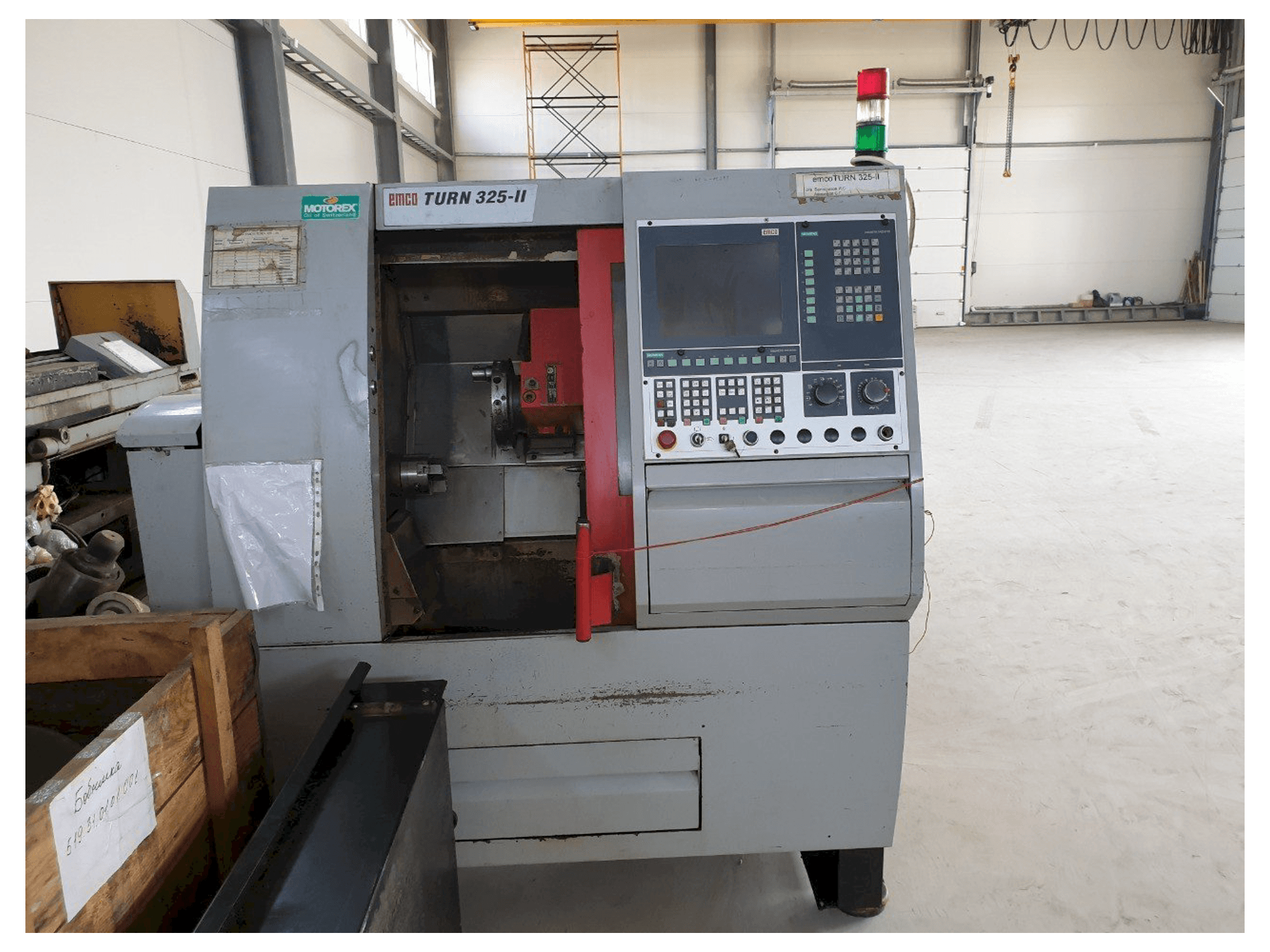 Vooraanzicht van EMCO Turn 325-II machine