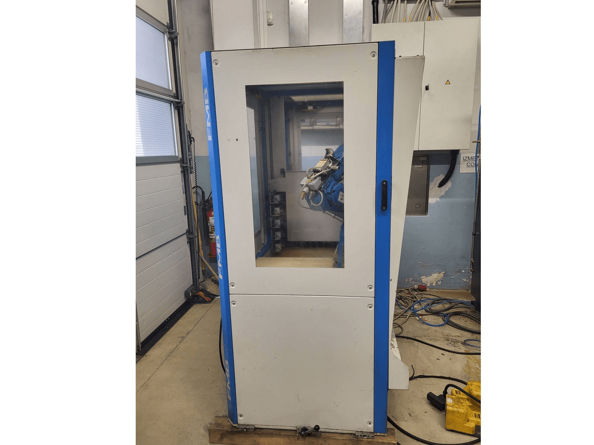 Vooraanzicht van Yaskawa YR-MH005LS-A12 machine