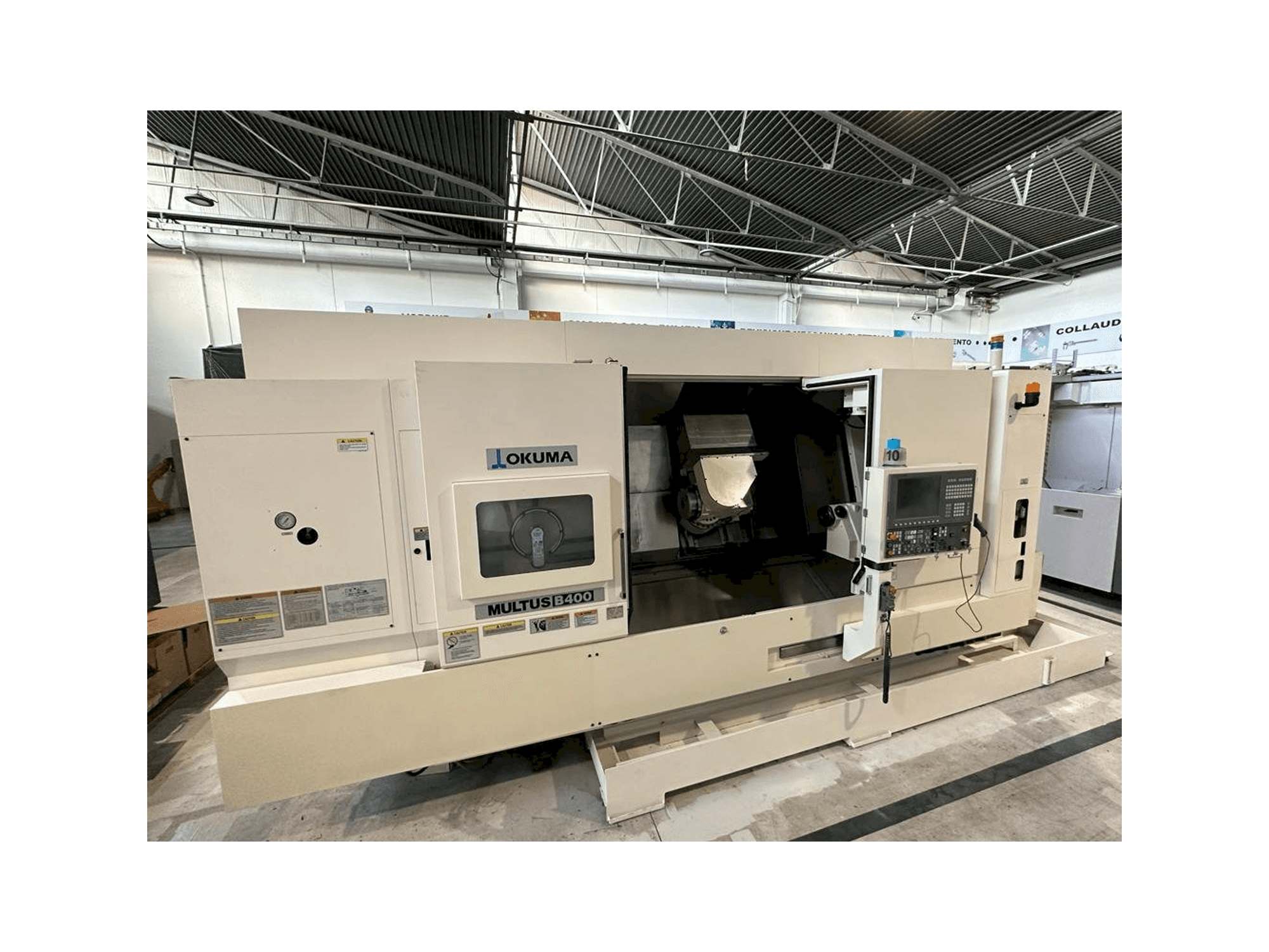 Vooraanzicht van Okuma MULTUS B400C machine